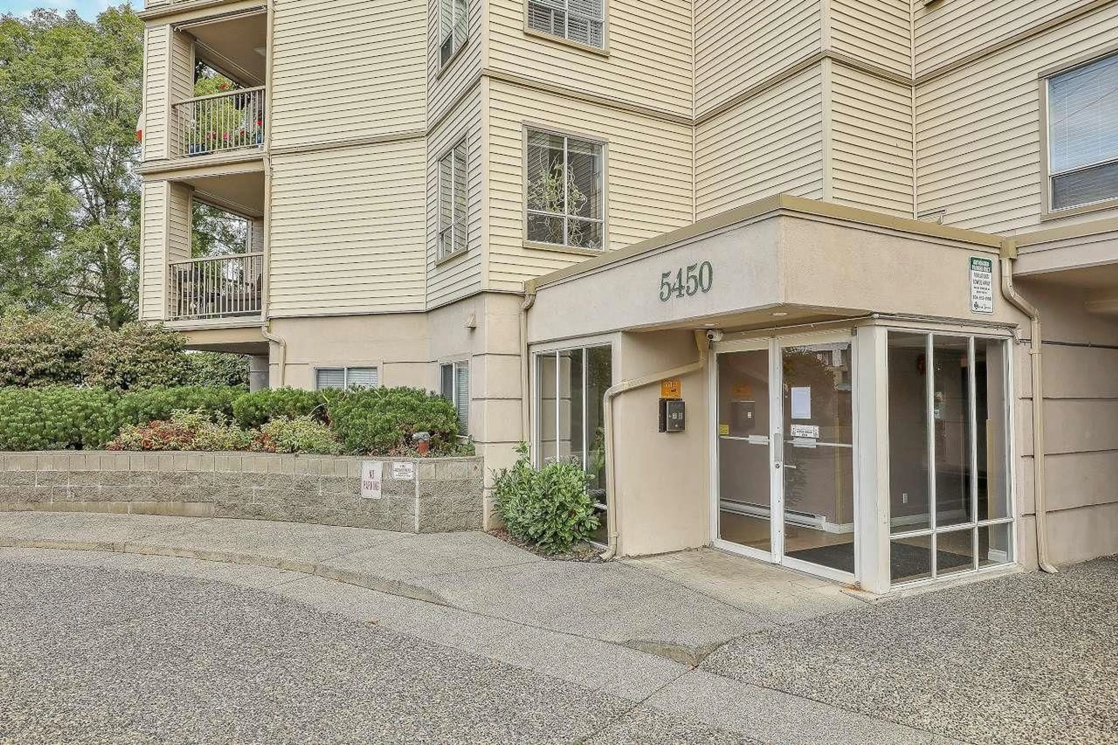 Indoor foyer for 201 - 5450 208, Langley British Columbia V3A2J9