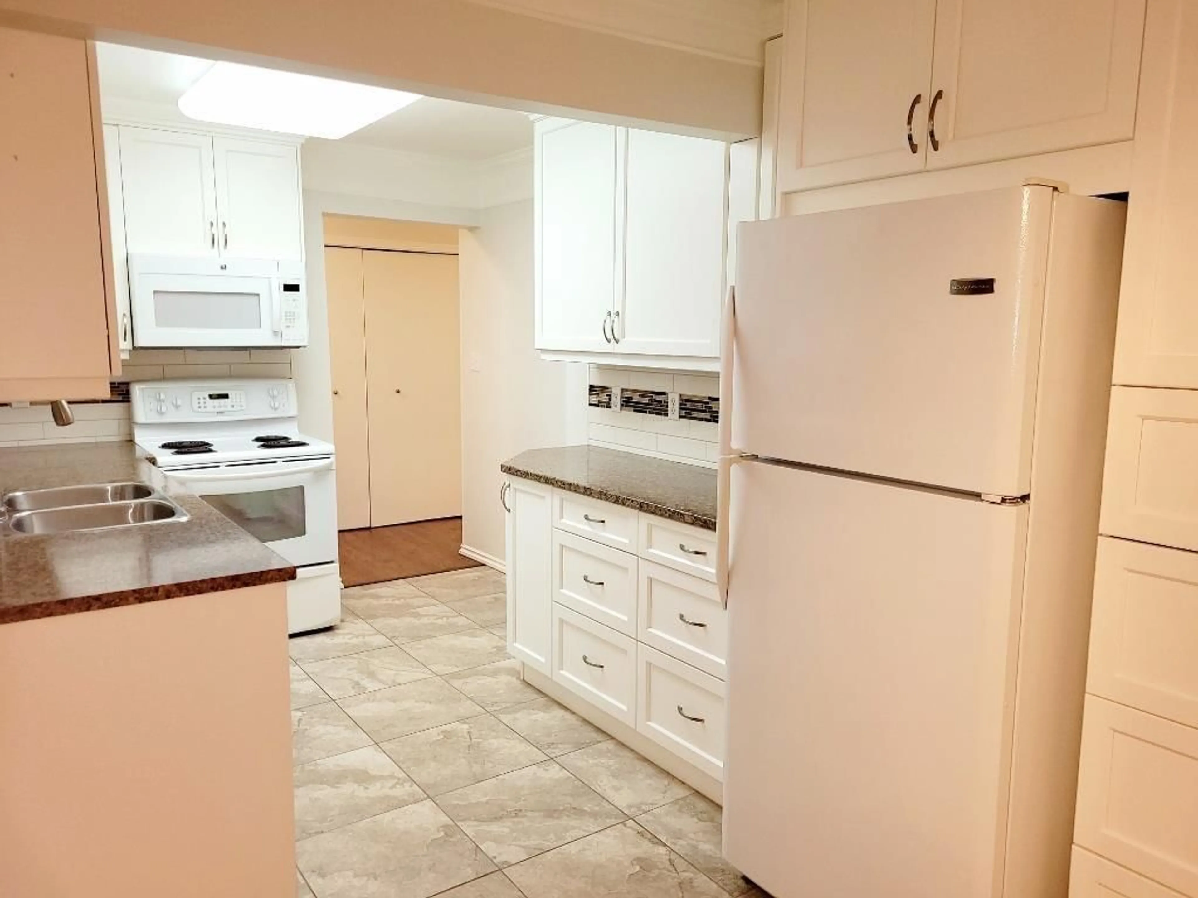 Standard kitchen, unknown for 201 - 2414 CHURCH, Abbotsford British Columbia V2T3J7