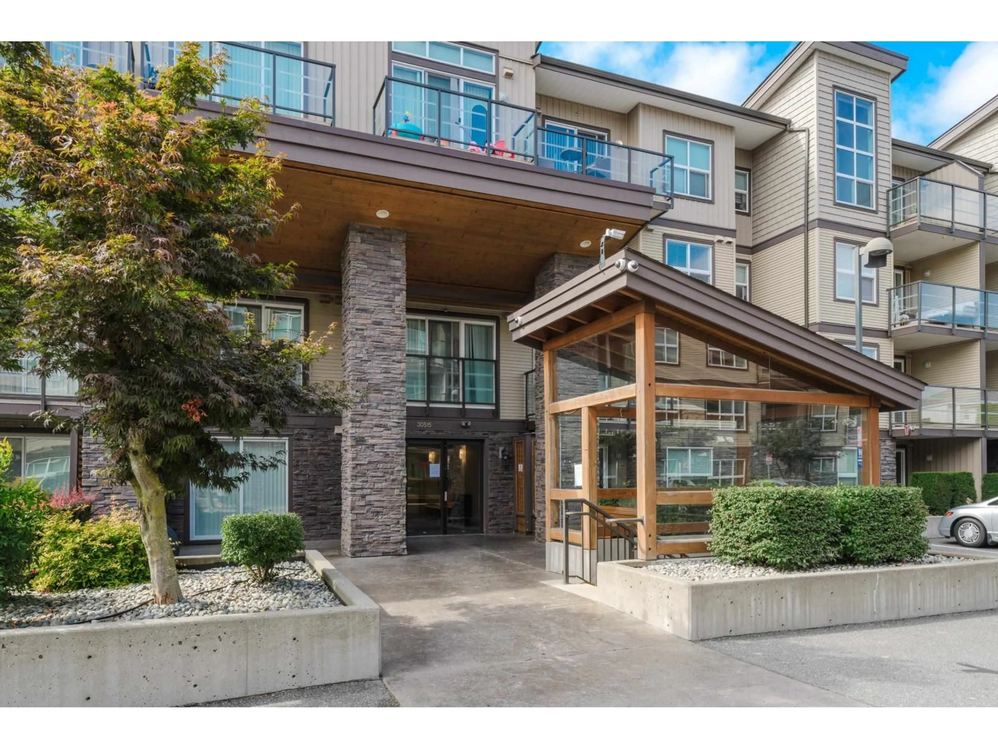 Indoor foyer for 307 - 30515 CARDINAL, Abbotsford British Columbia V2T0A8