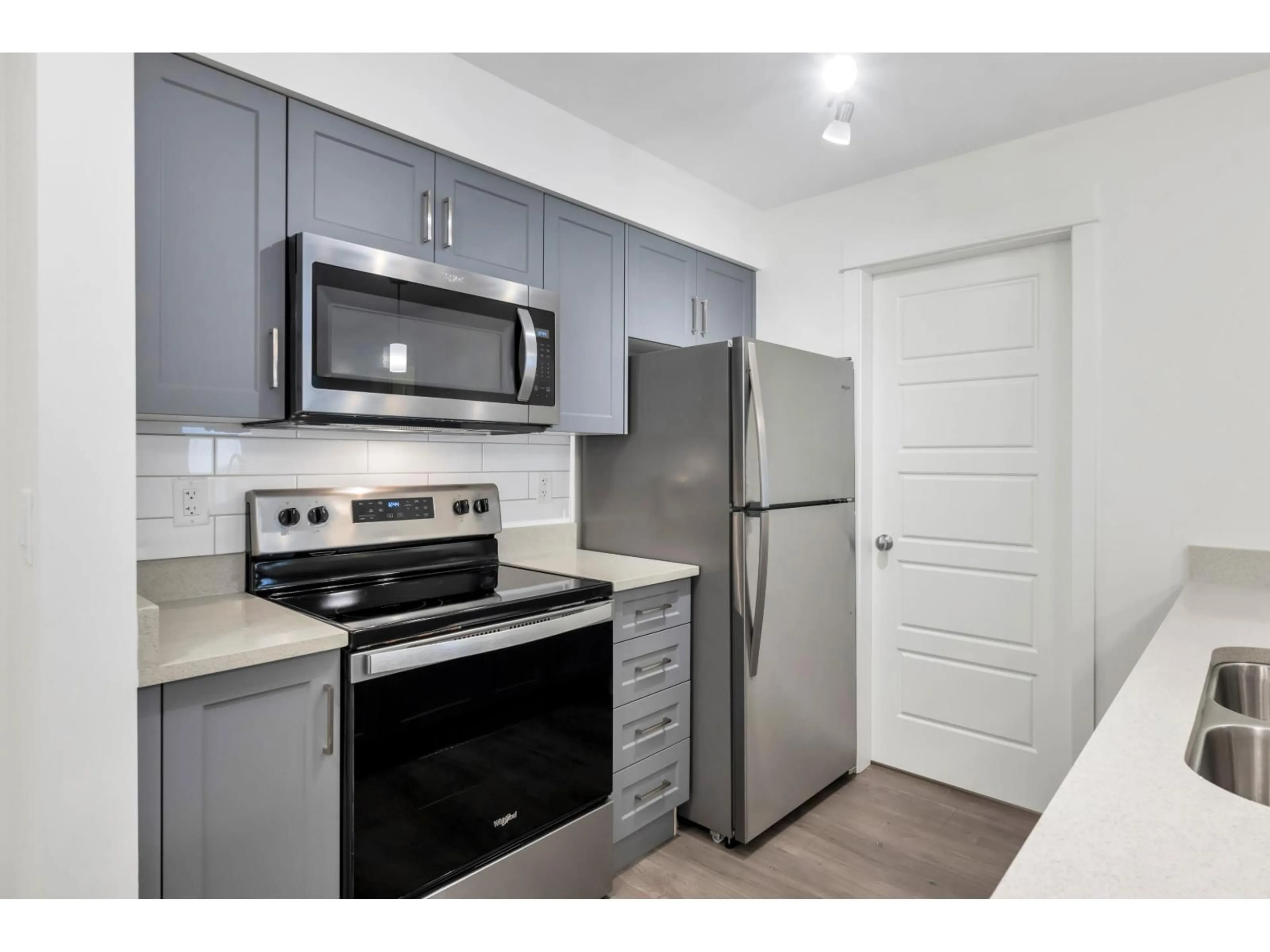 Standard kitchen, unknown for 307 - 30515 CARDINAL, Abbotsford British Columbia V2T0A8