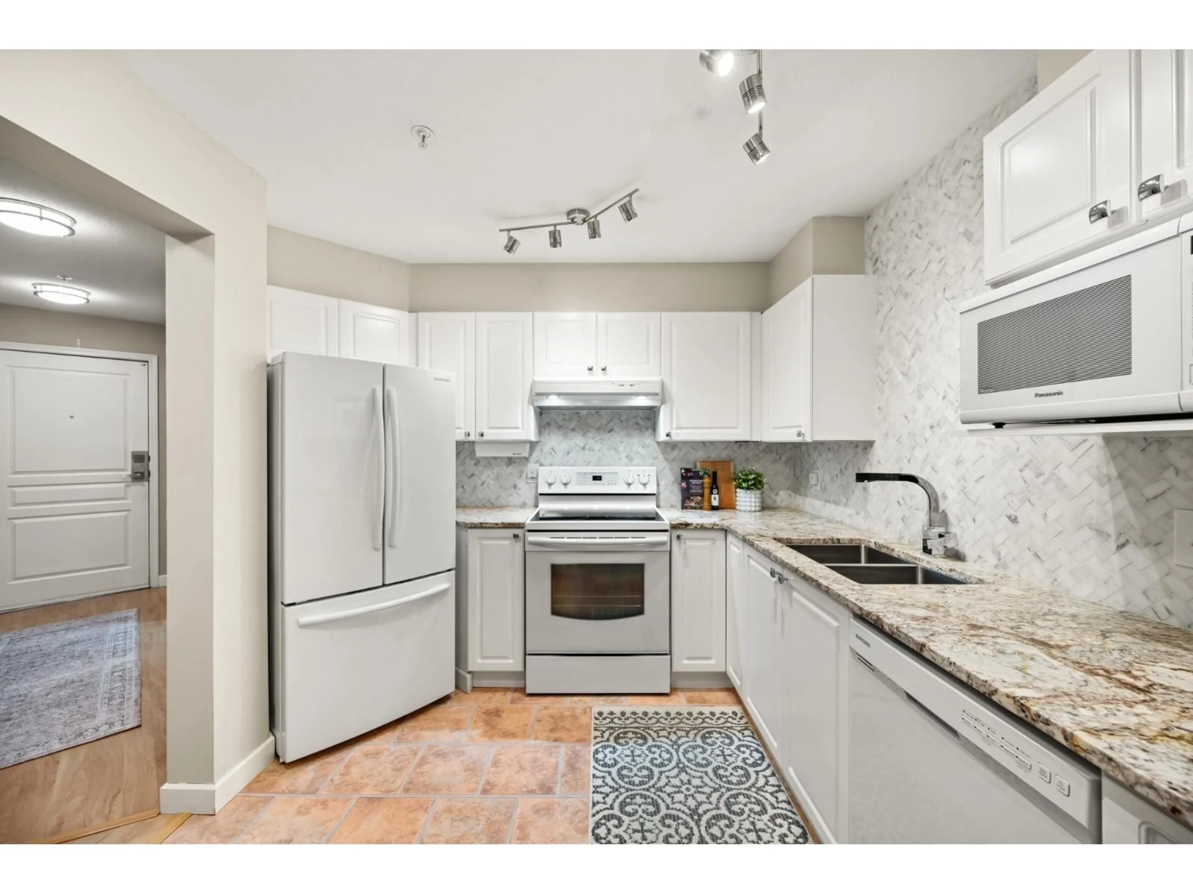 Standard kitchen, ceramic/tile floor for 219 - 9979 140, Surrey British Columbia V3T5W2