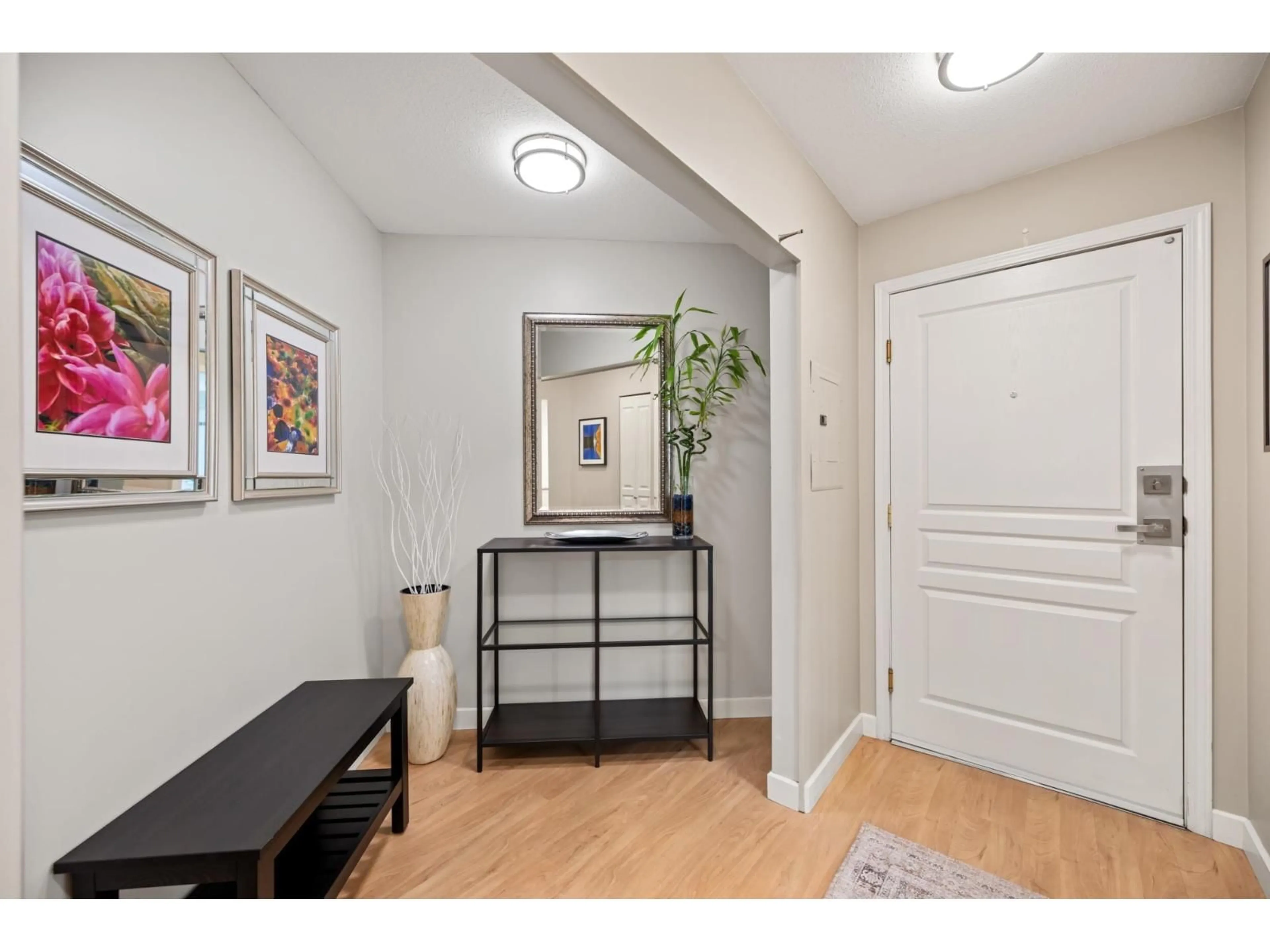 Indoor entryway for 219 - 9979 140, Surrey British Columbia V3T5W2