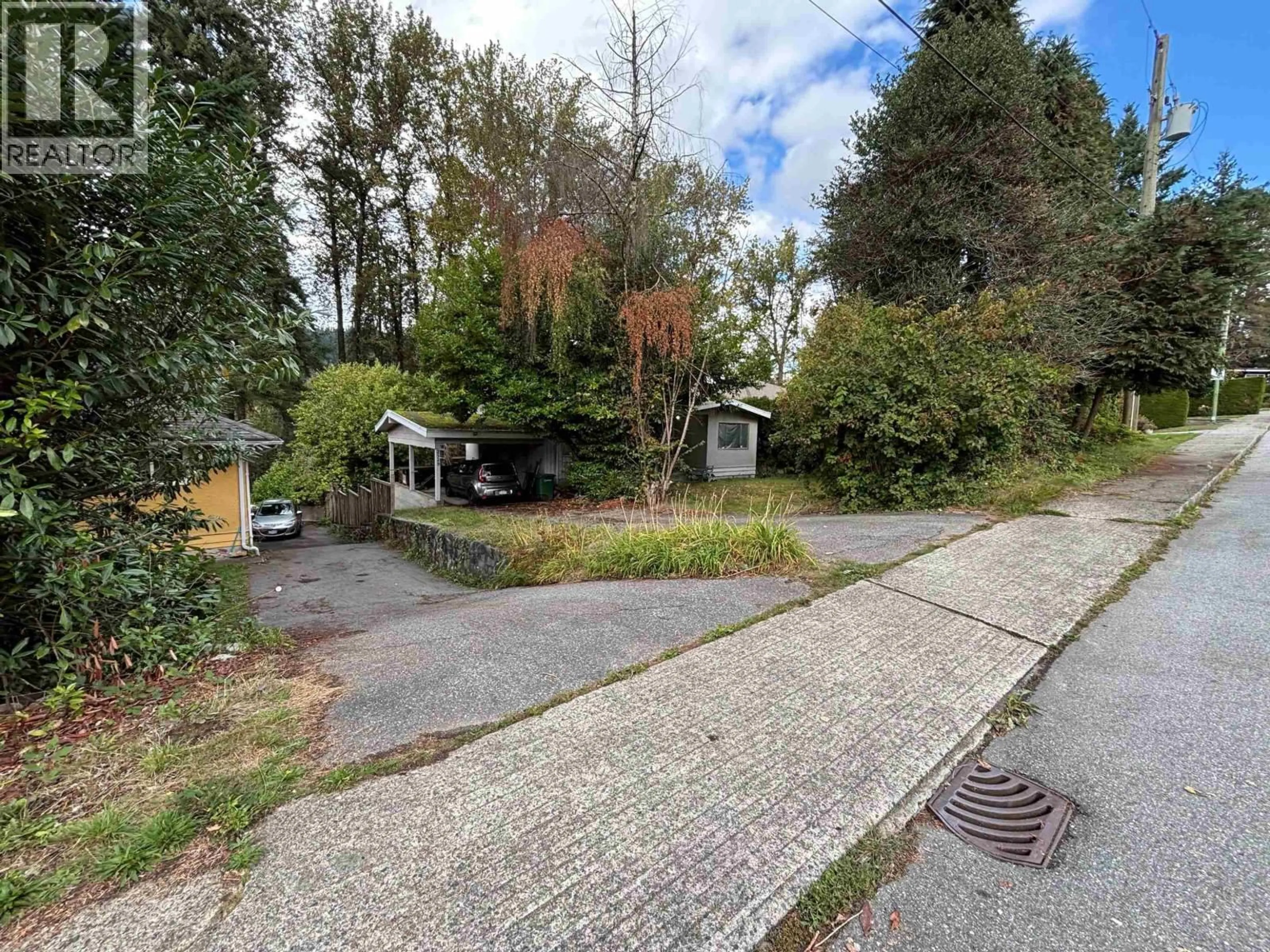 A pic from outside/outdoor area/front of a property/back of a property/a pic from drone, street for 2529 LARKIN COURT, Burnaby British Columbia V3J1E1