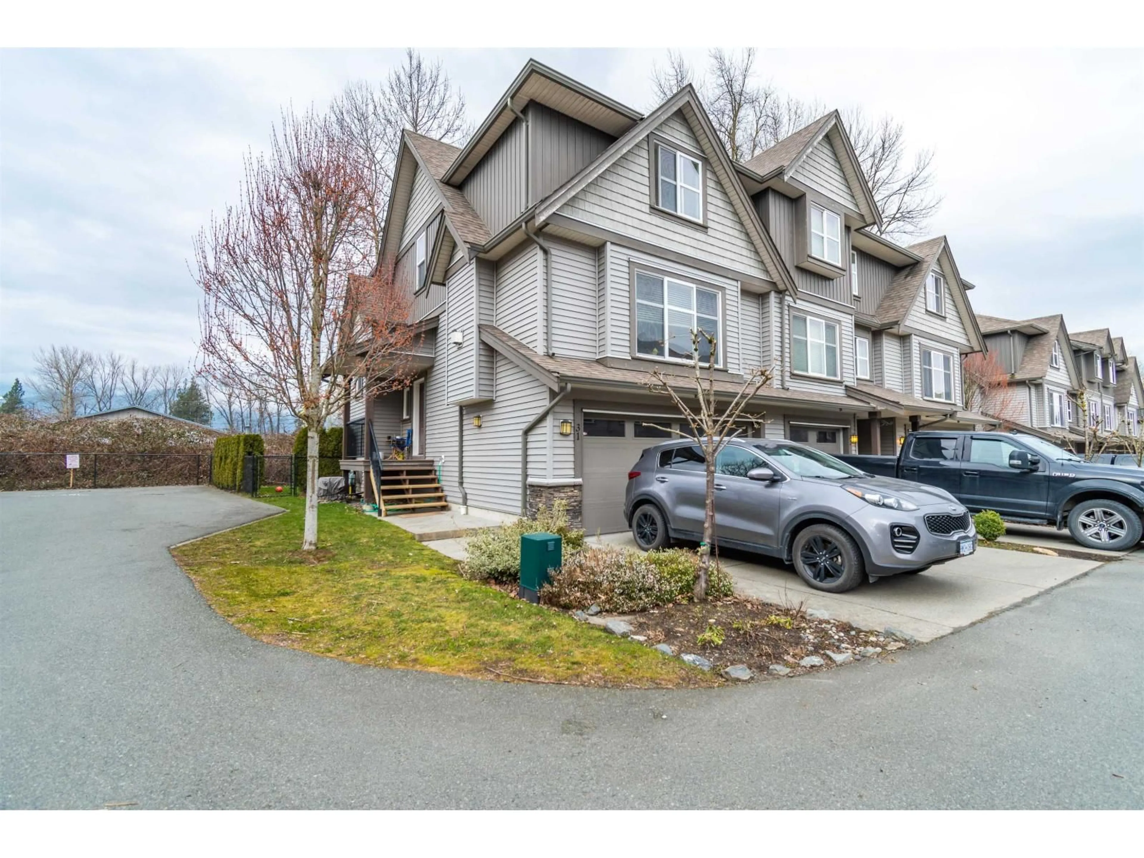 A pic from outside/outdoor area/front of a property/back of a property/a pic from drone, street for 31 - 45085 WOLFE ROAD, Chilliwack British Columbia V2P0C5
