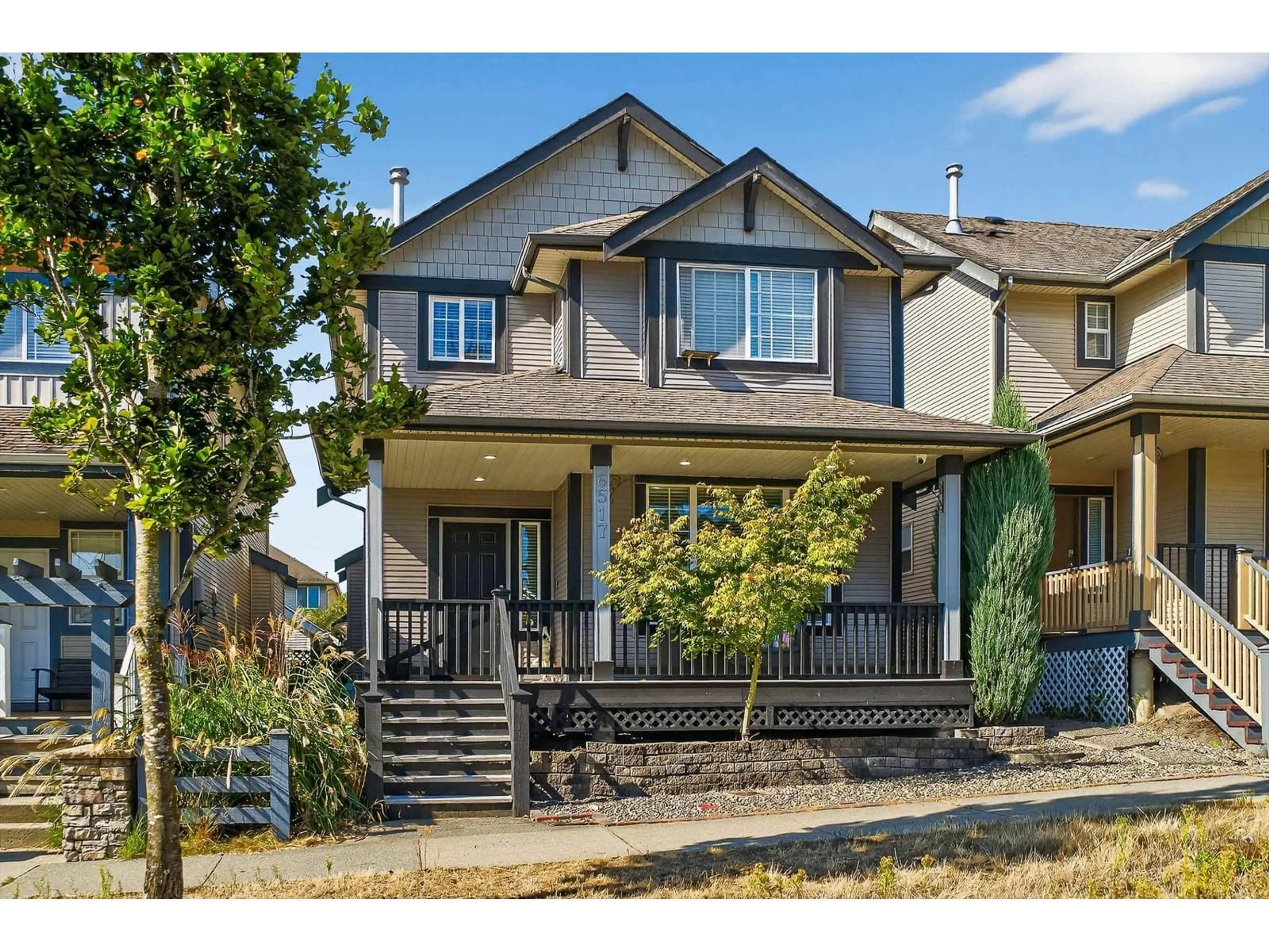 Home with vinyl exterior material, street for 6517 193A, Surrey British Columbia V4N5P8