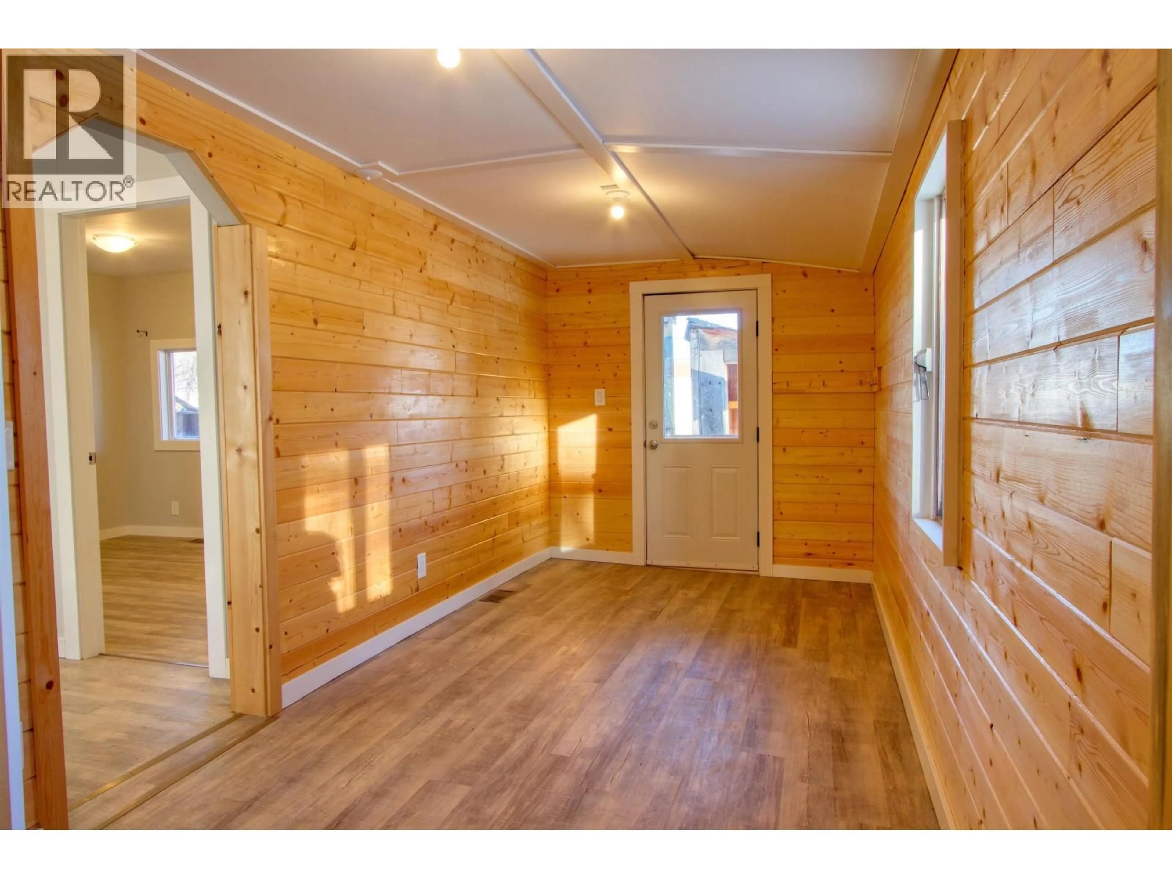 Indoor entryway for 933 SCOTT ROAD, 100 Mile House British Columbia V0K2E0