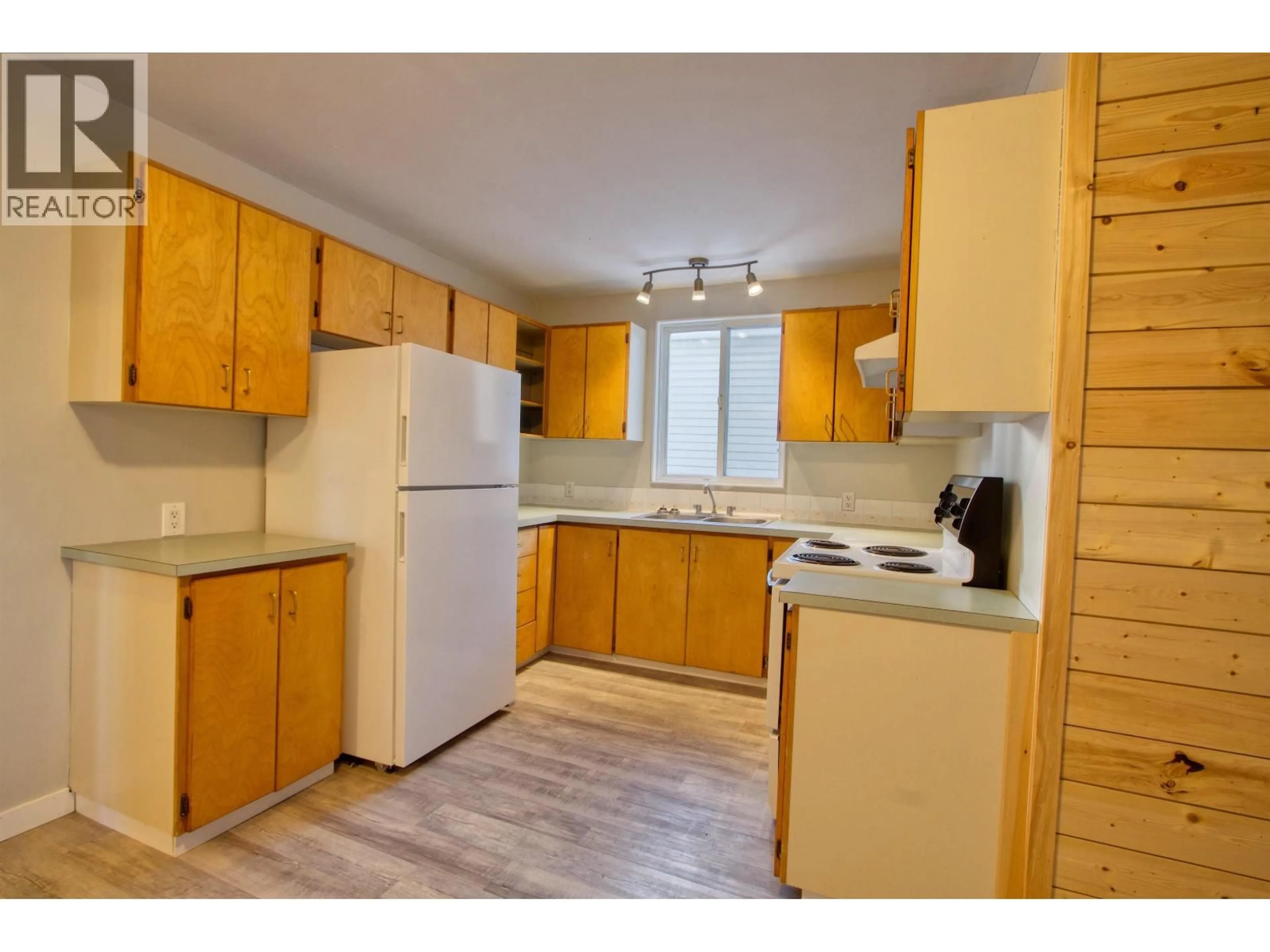 Standard kitchen, wood/laminate floor for 933 SCOTT ROAD, 100 Mile House British Columbia V0K2E0