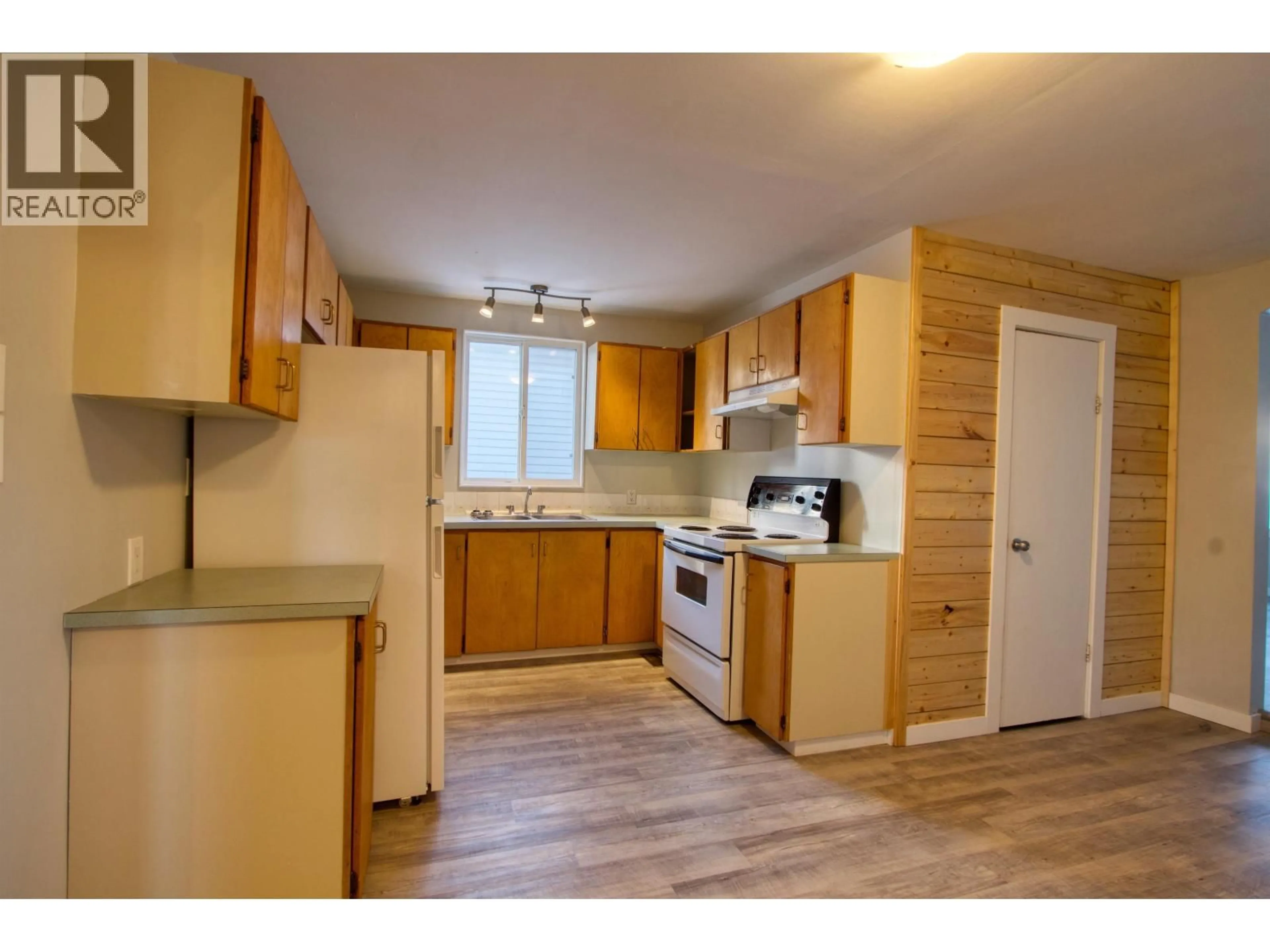 Standard kitchen, wood/laminate floor for 933 SCOTT ROAD, 100 Mile House British Columbia V0K2E0