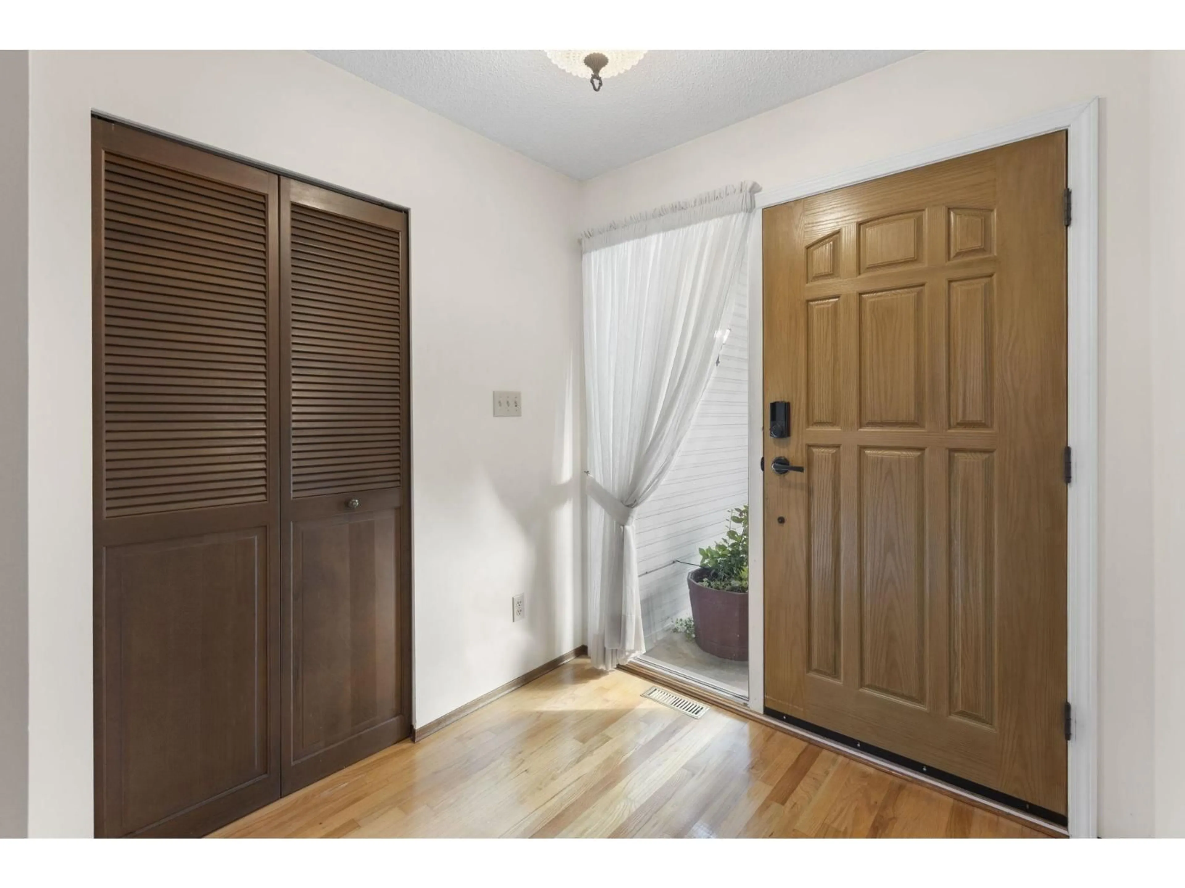 Indoor entryway for 8985 145, Surrey British Columbia V3R7J6