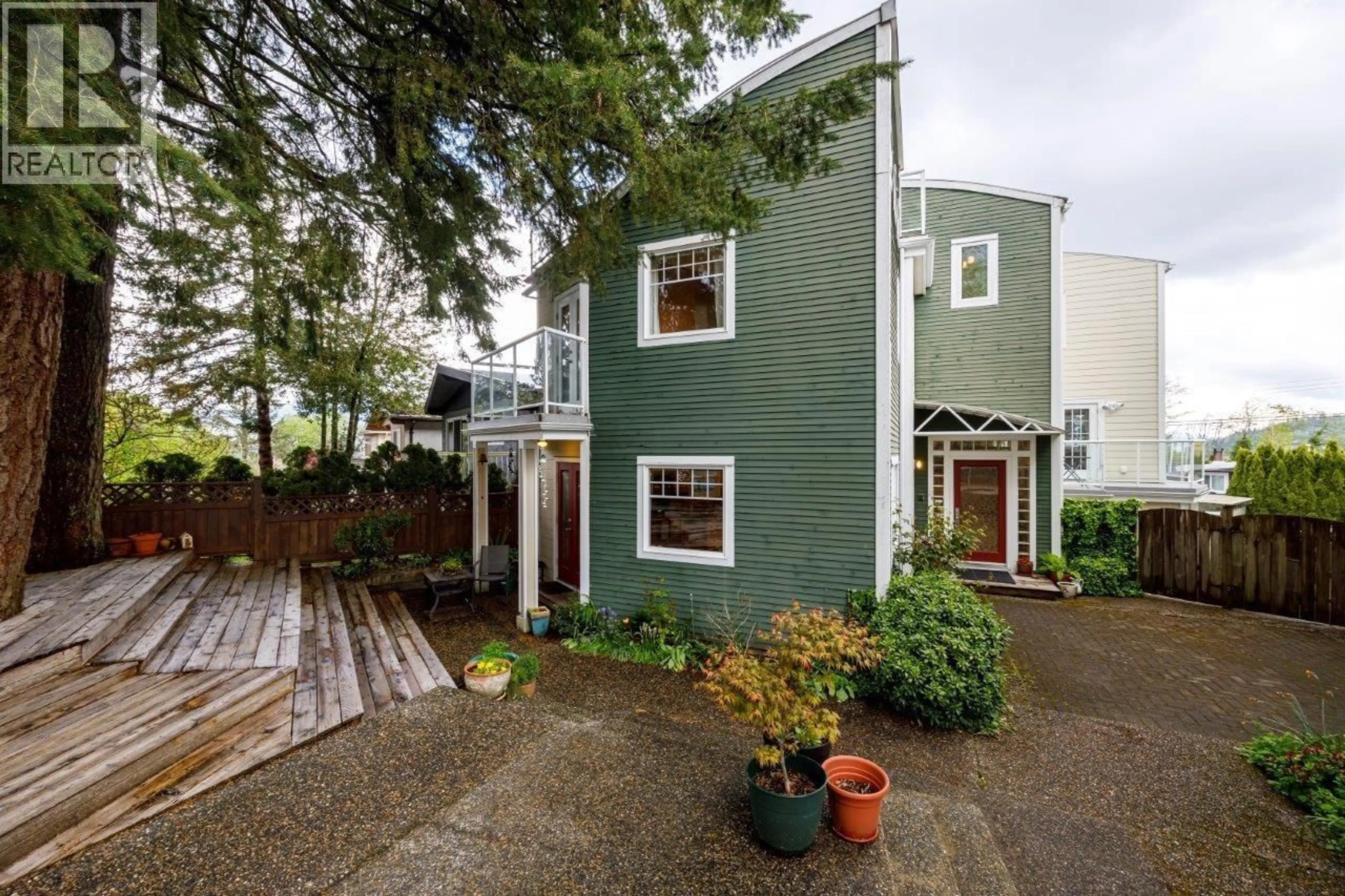 Home with vinyl exterior material, street for 26 STRATFORD AVENUE, Burnaby British Columbia V5B1K9