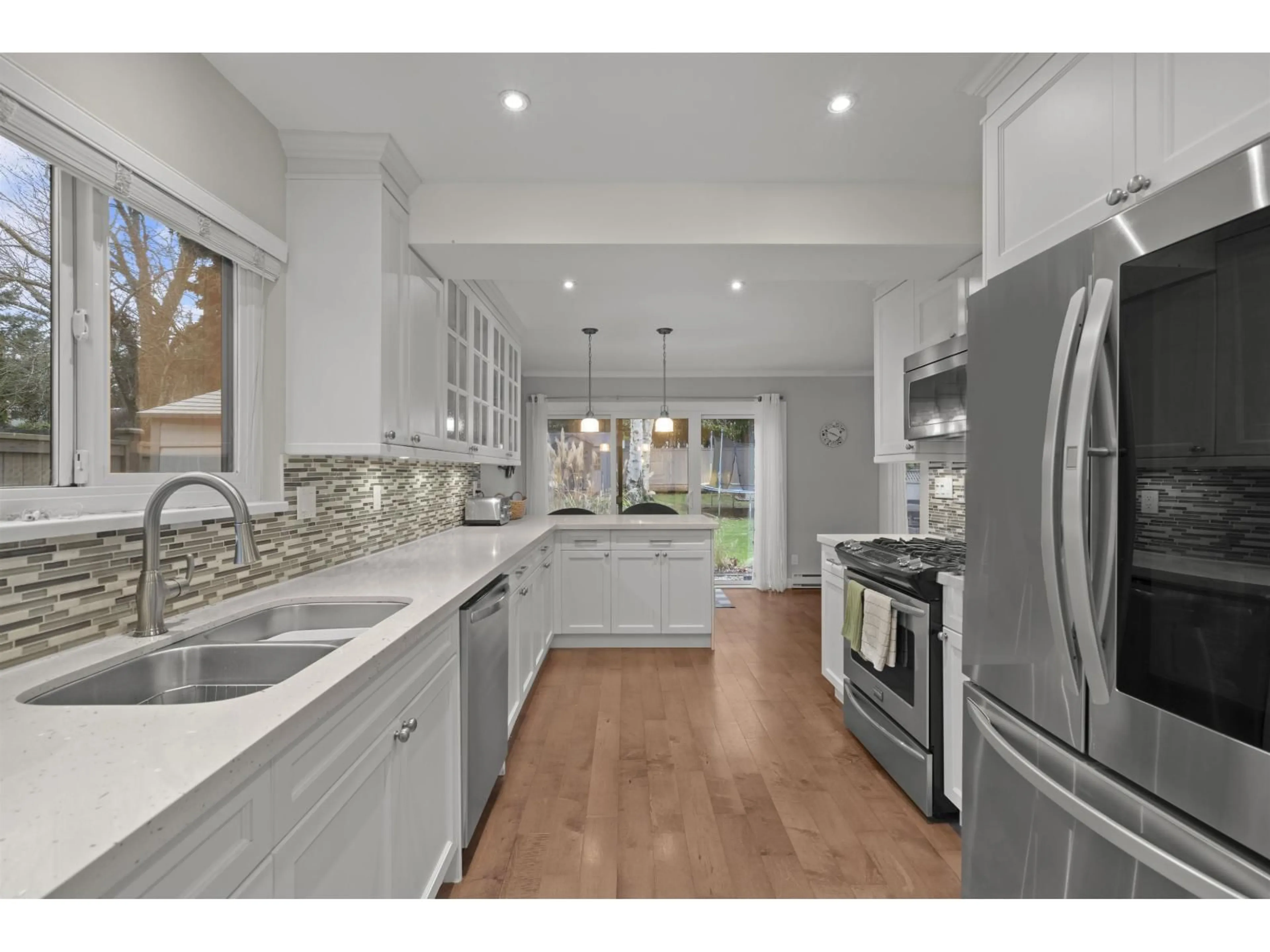 Open concept kitchen, unknown for 13507 15, Surrey British Columbia V4A5H4