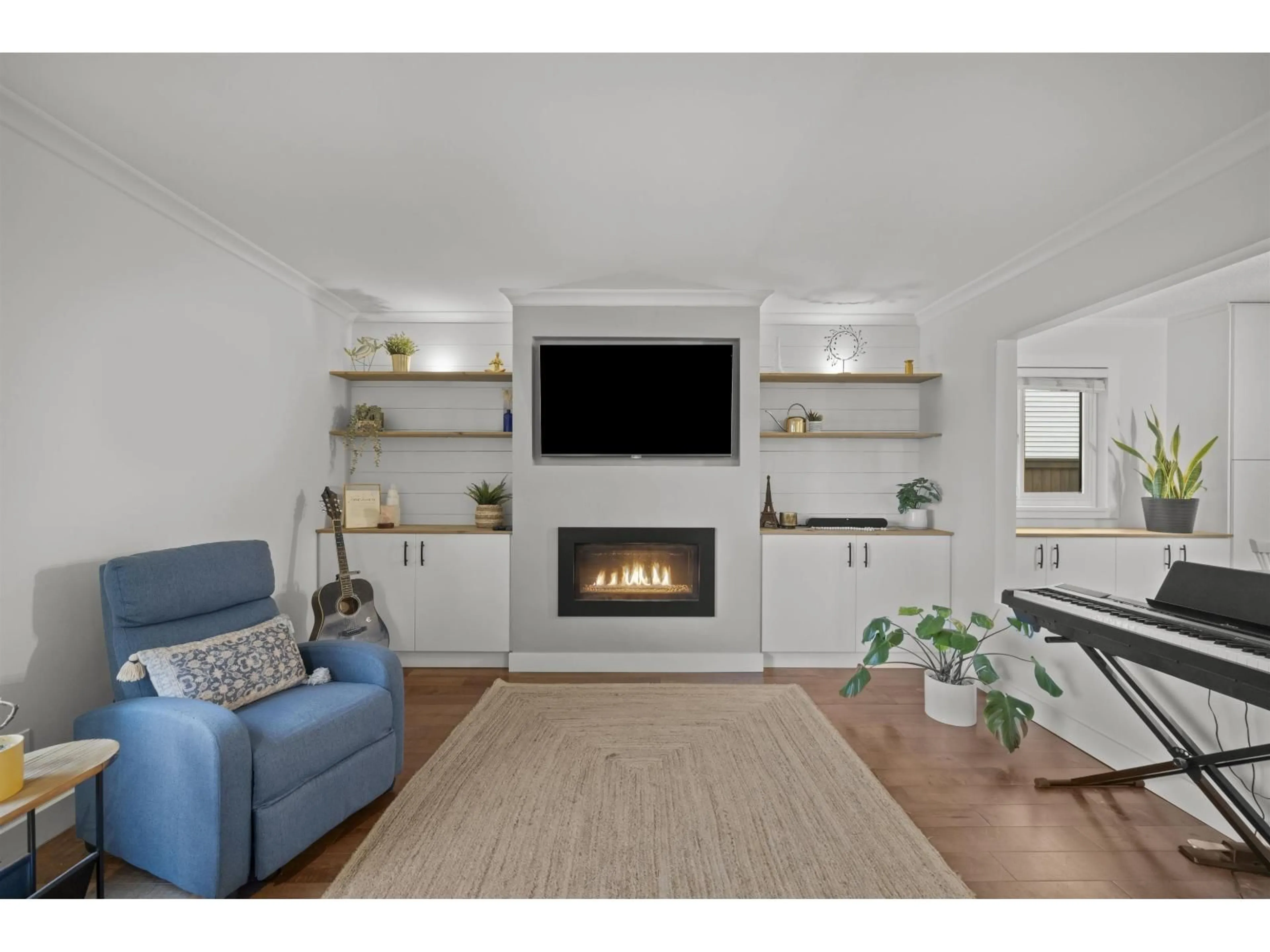 Living room with furniture, unknown for 13507 15, Surrey British Columbia V4A5H4