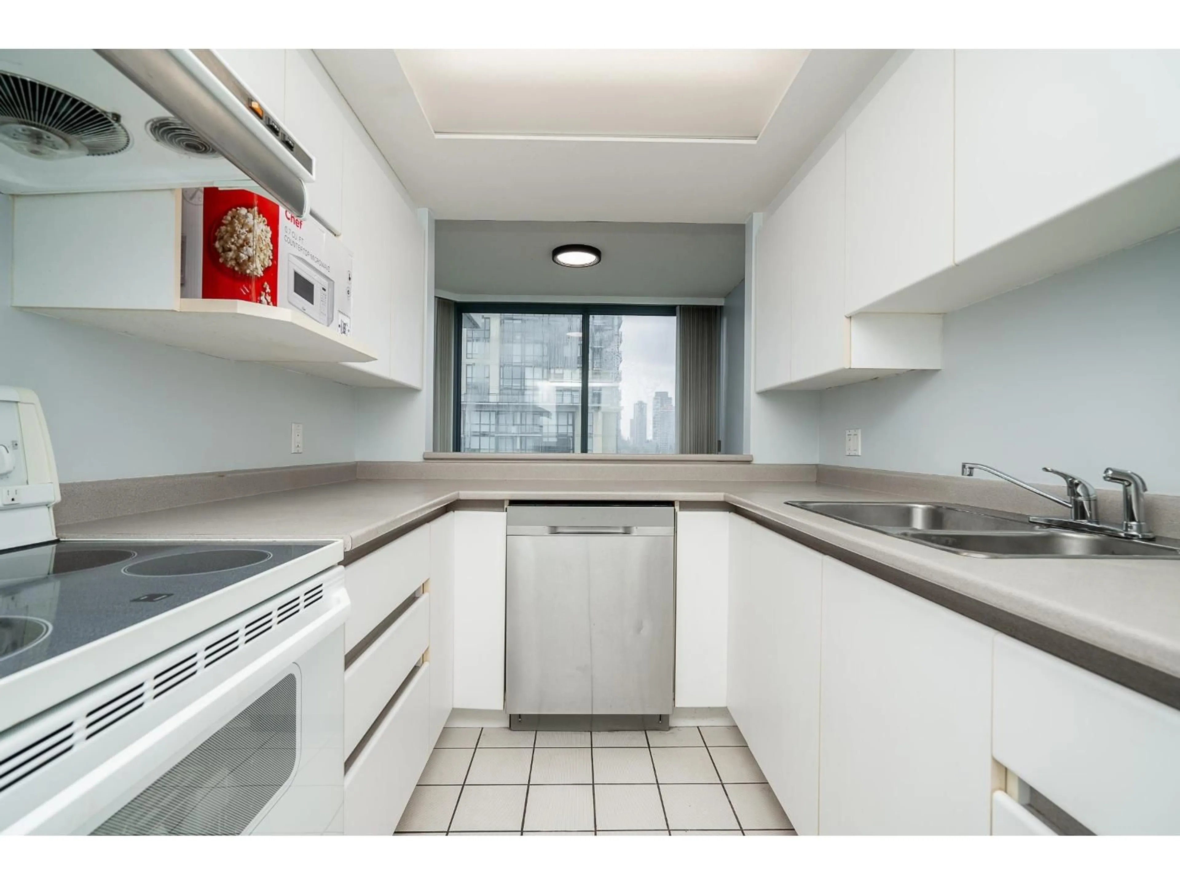 Standard kitchen, unknown for 1301 - 13383 108, Surrey British Columbia V3T5T6
