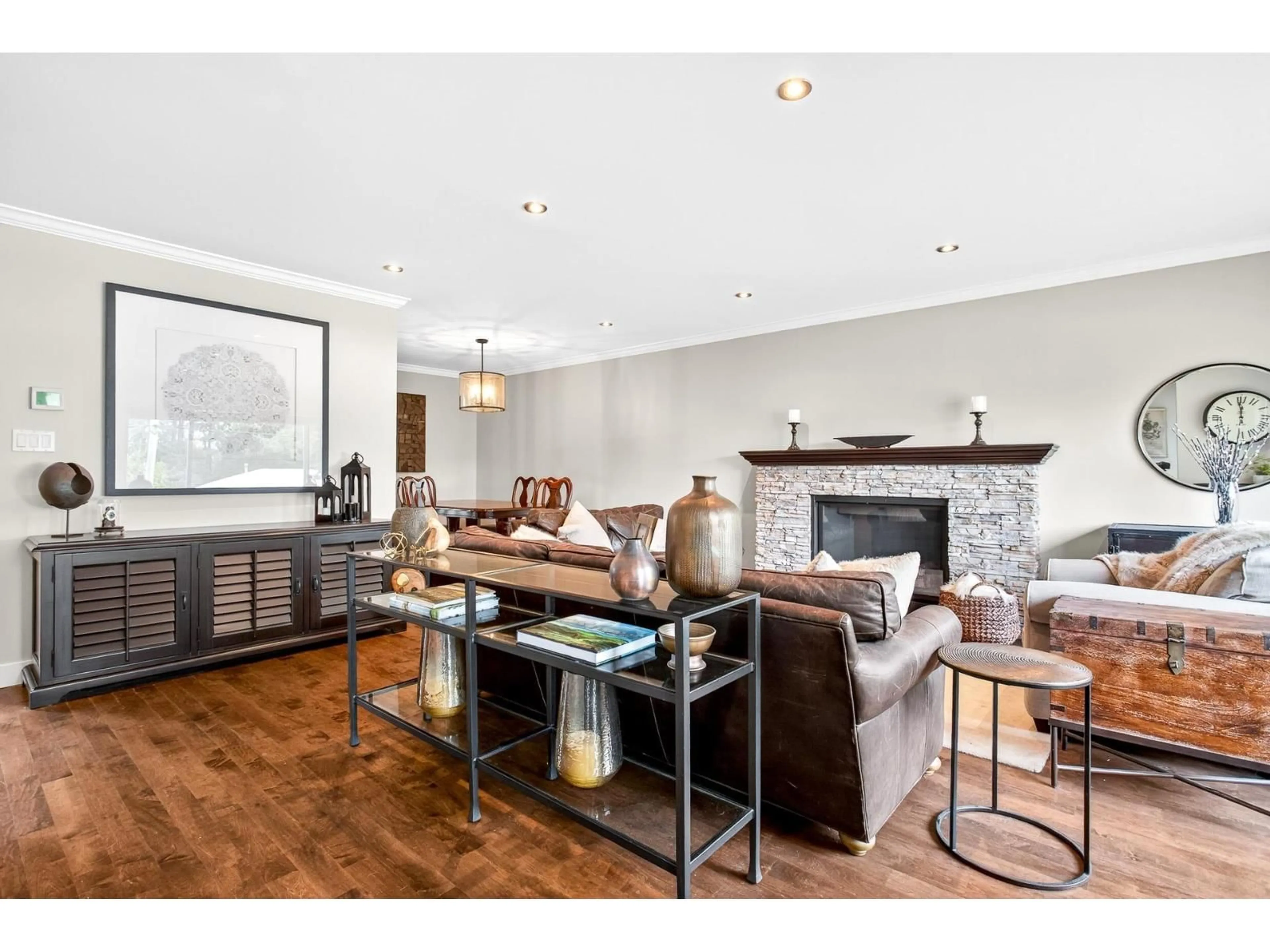 Living room with furniture, wood/laminate floor for 8816 RUSSELL, Delta British Columbia V4C4P7