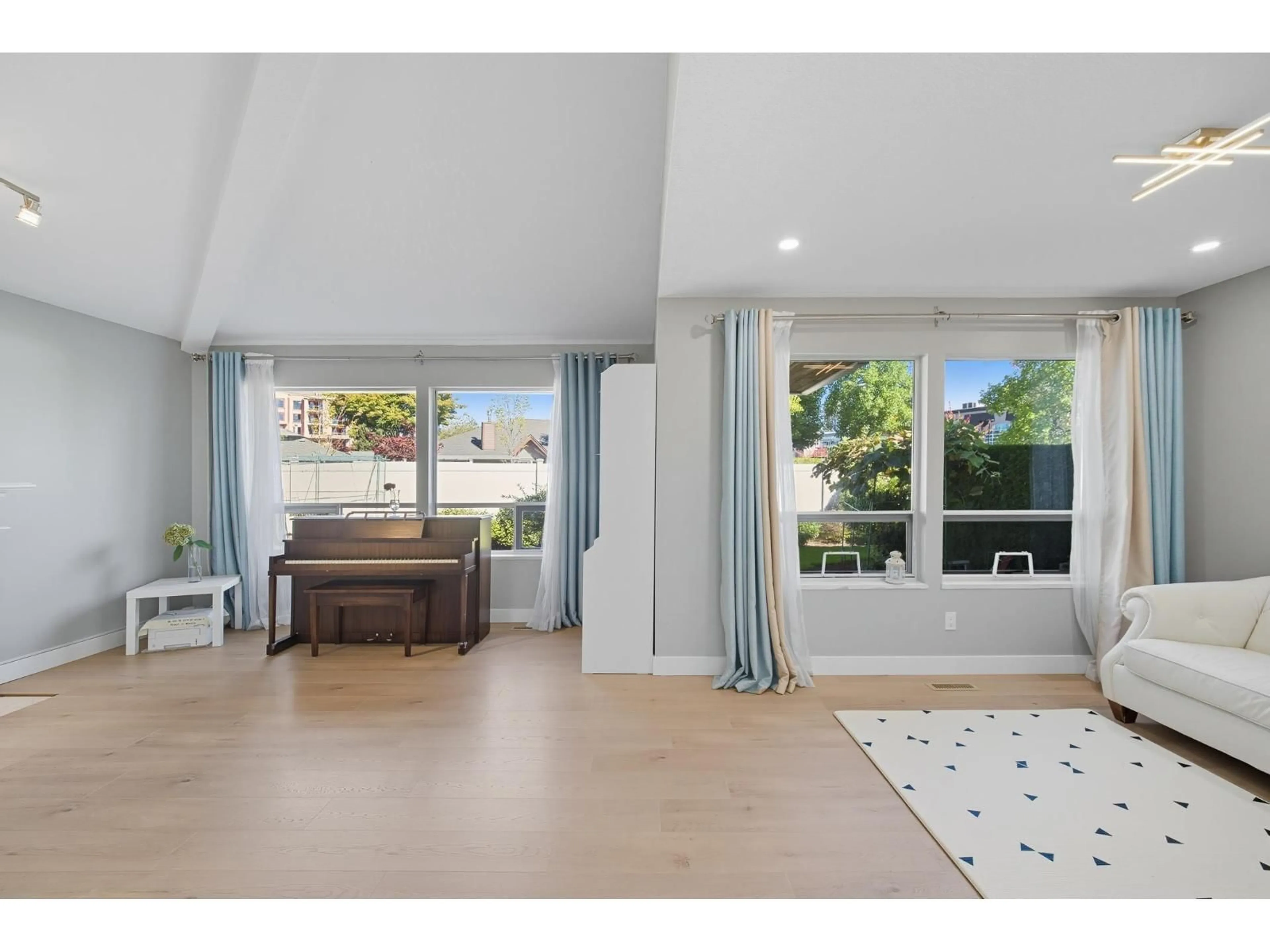 A pic of a room for 118 - 15121 19, Surrey British Columbia V4A8J5