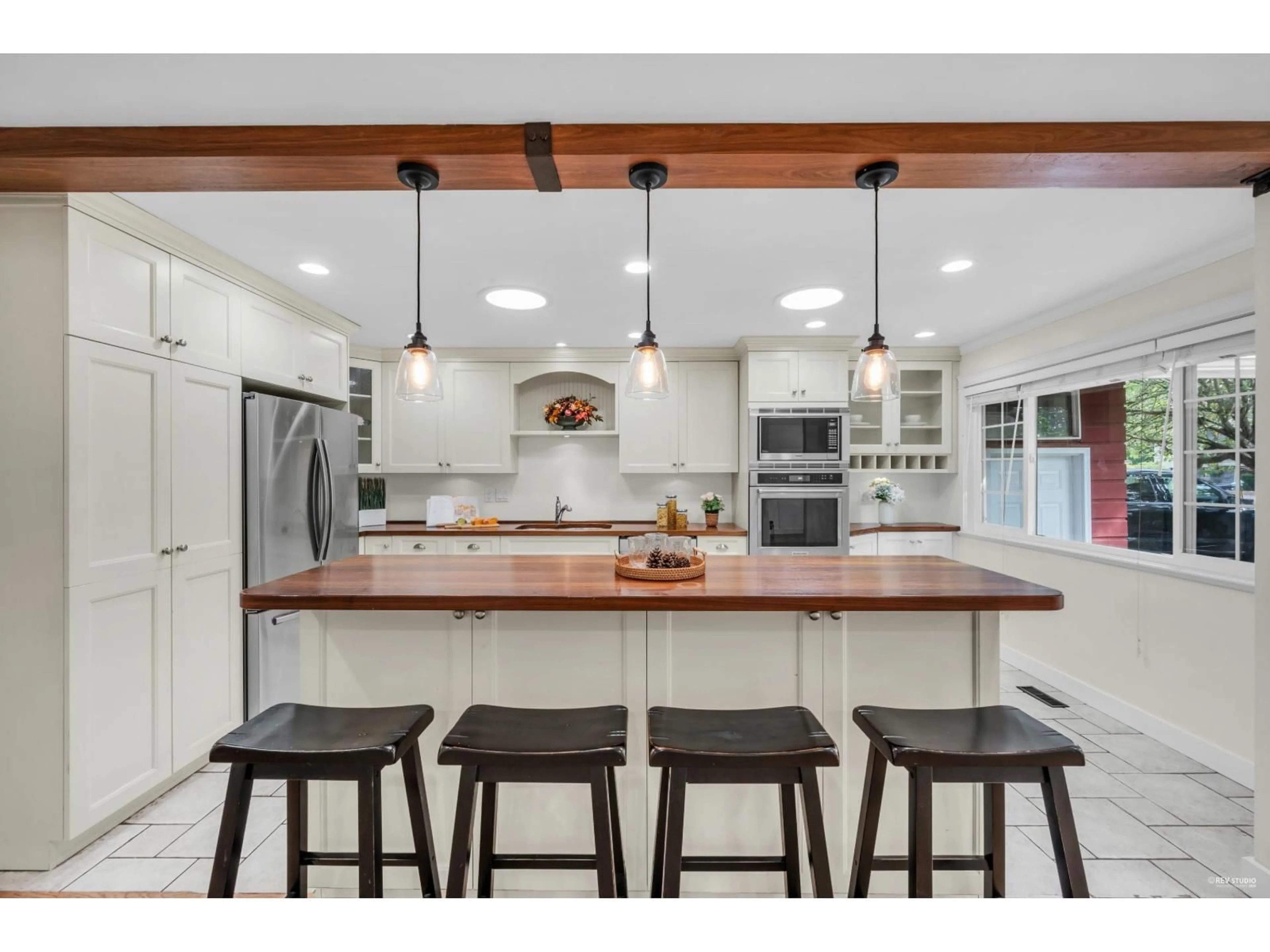 Contemporary kitchen, unknown for 2325 124, Surrey British Columbia V4A3M9