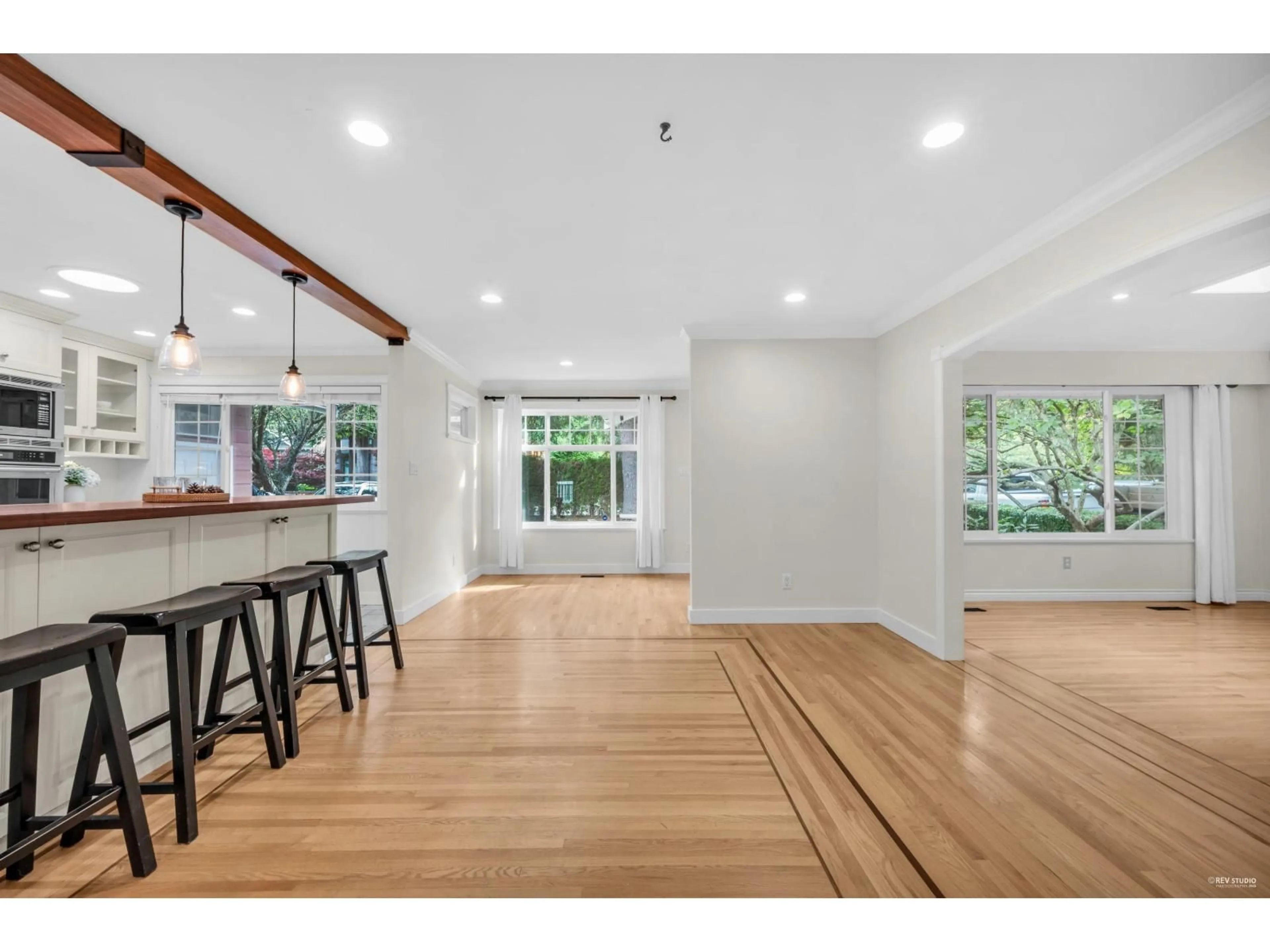 Open concept kitchen, wood/laminate floor for 2325 124, Surrey British Columbia V4A3M9