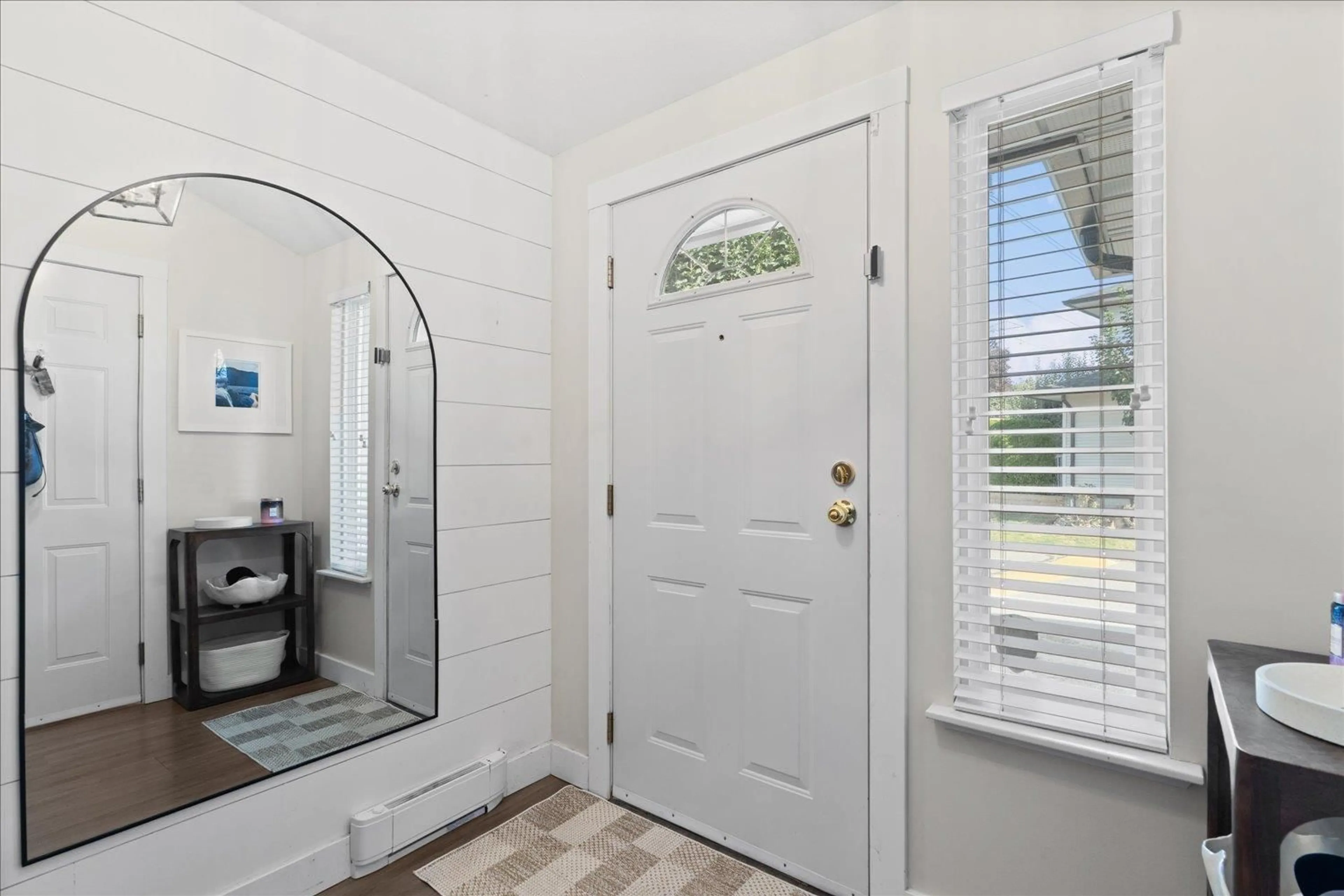 Indoor entryway for 2 - 34332 MACLURE, Abbotsford British Columbia V2S5A4