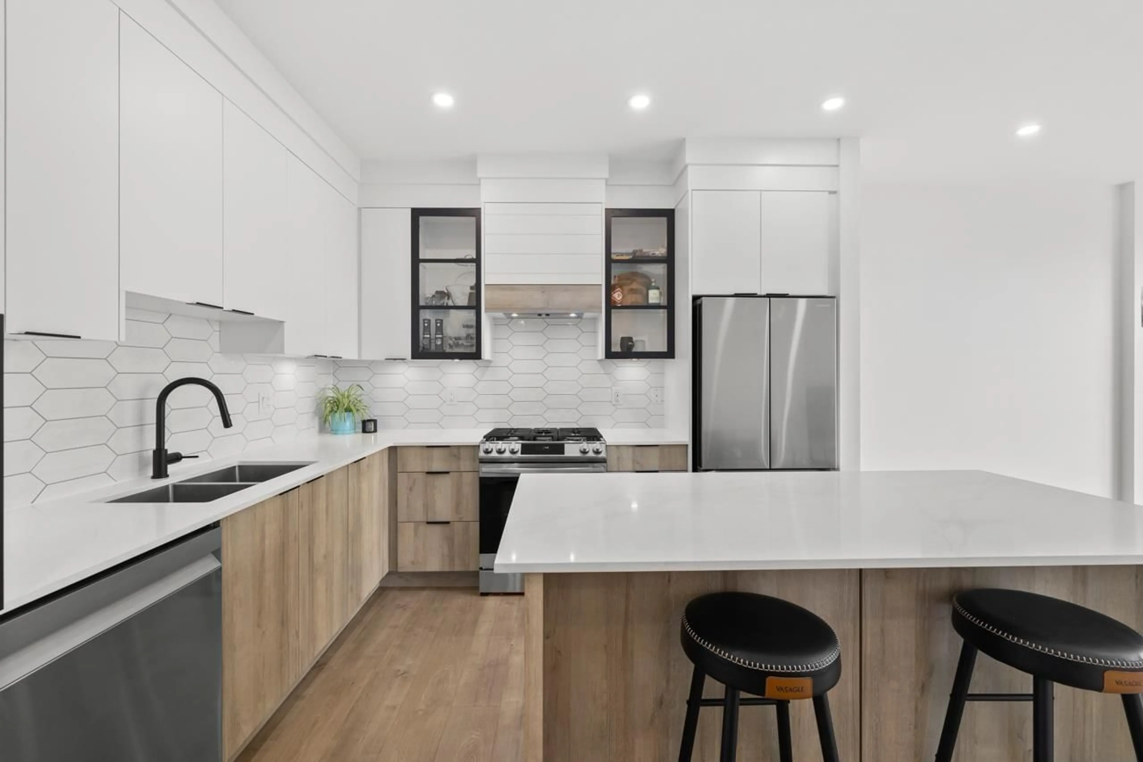 Contemporary kitchen, unknown for 403 - 20614 80, Langley British Columbia V2Y3W7