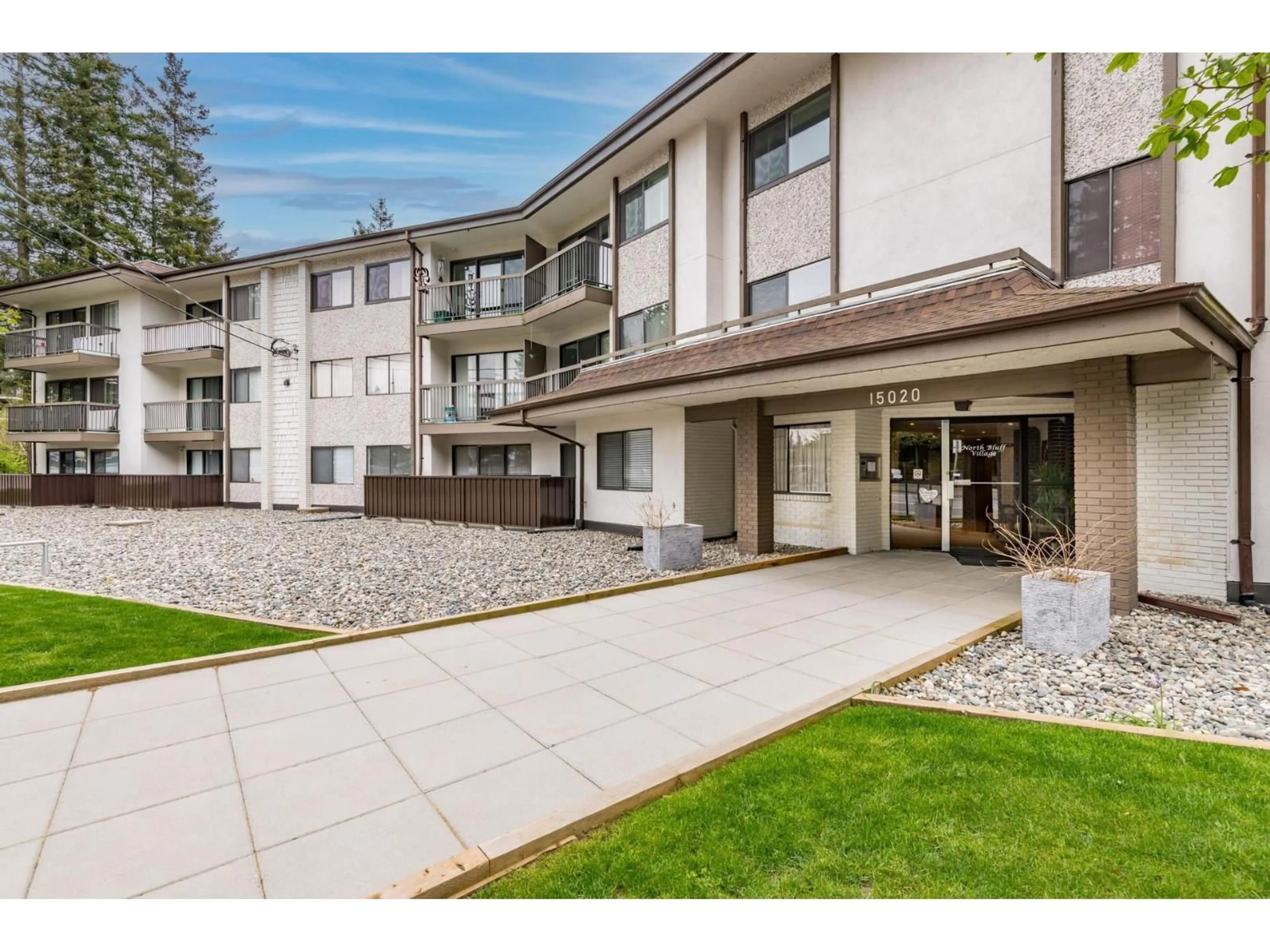 Patio, mountain view for 208 - 15020 NORTH BLUFF, White Rock British Columbia V4B5A4