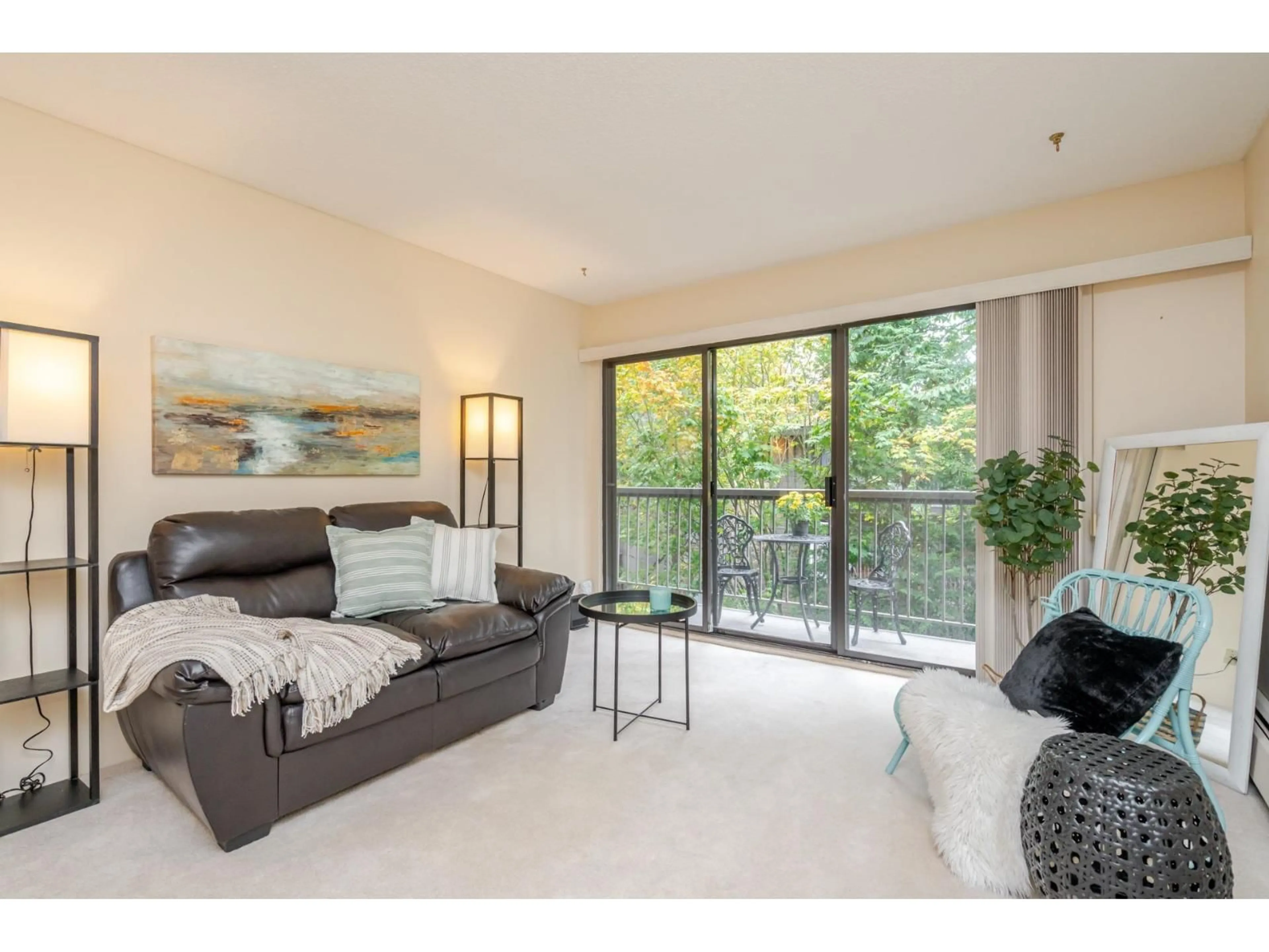 Living room with furniture, wood/laminate floor for 208 - 15020 NORTH BLUFF, White Rock British Columbia V4B5A4