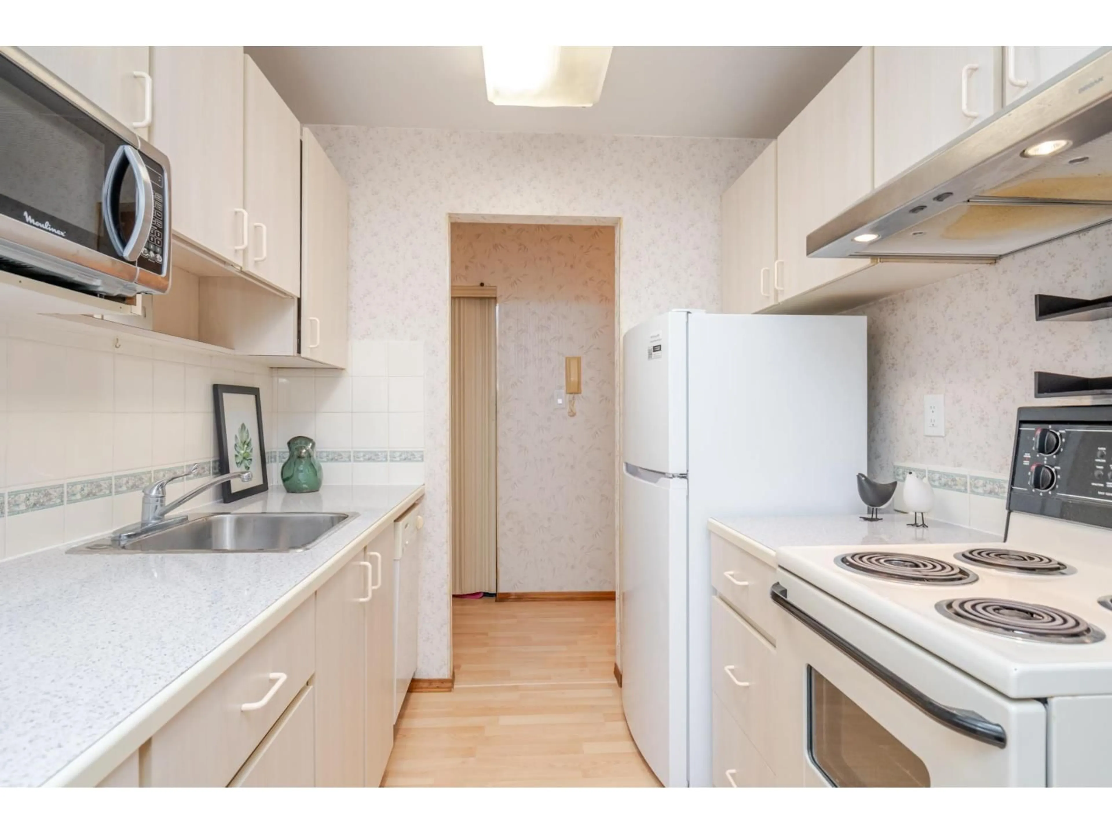 Standard kitchen, unknown for 208 - 15020 NORTH BLUFF, White Rock British Columbia V4B5A4