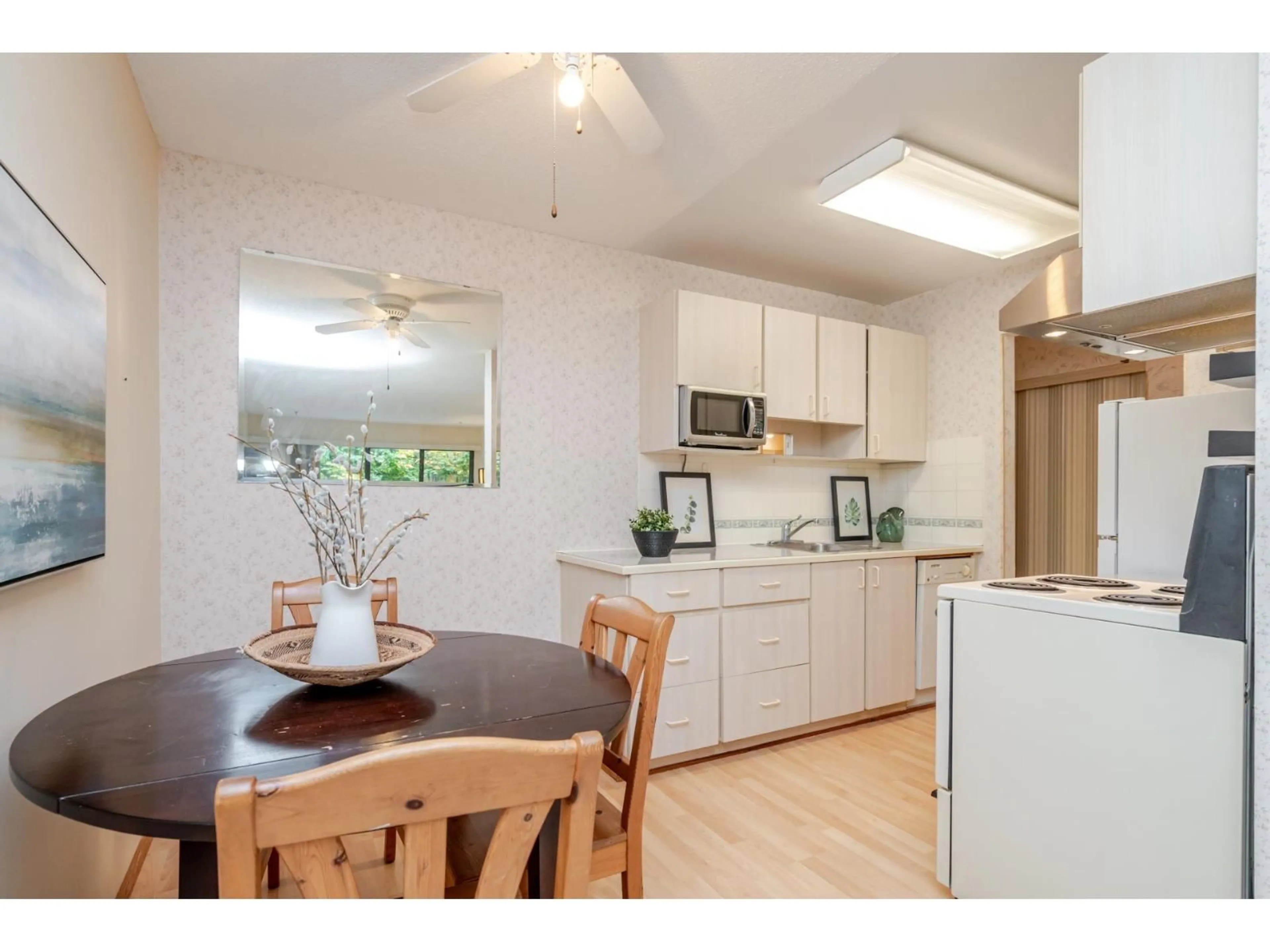 Unknown for 208 - 15020 NORTH BLUFF, White Rock British Columbia V4B5A4