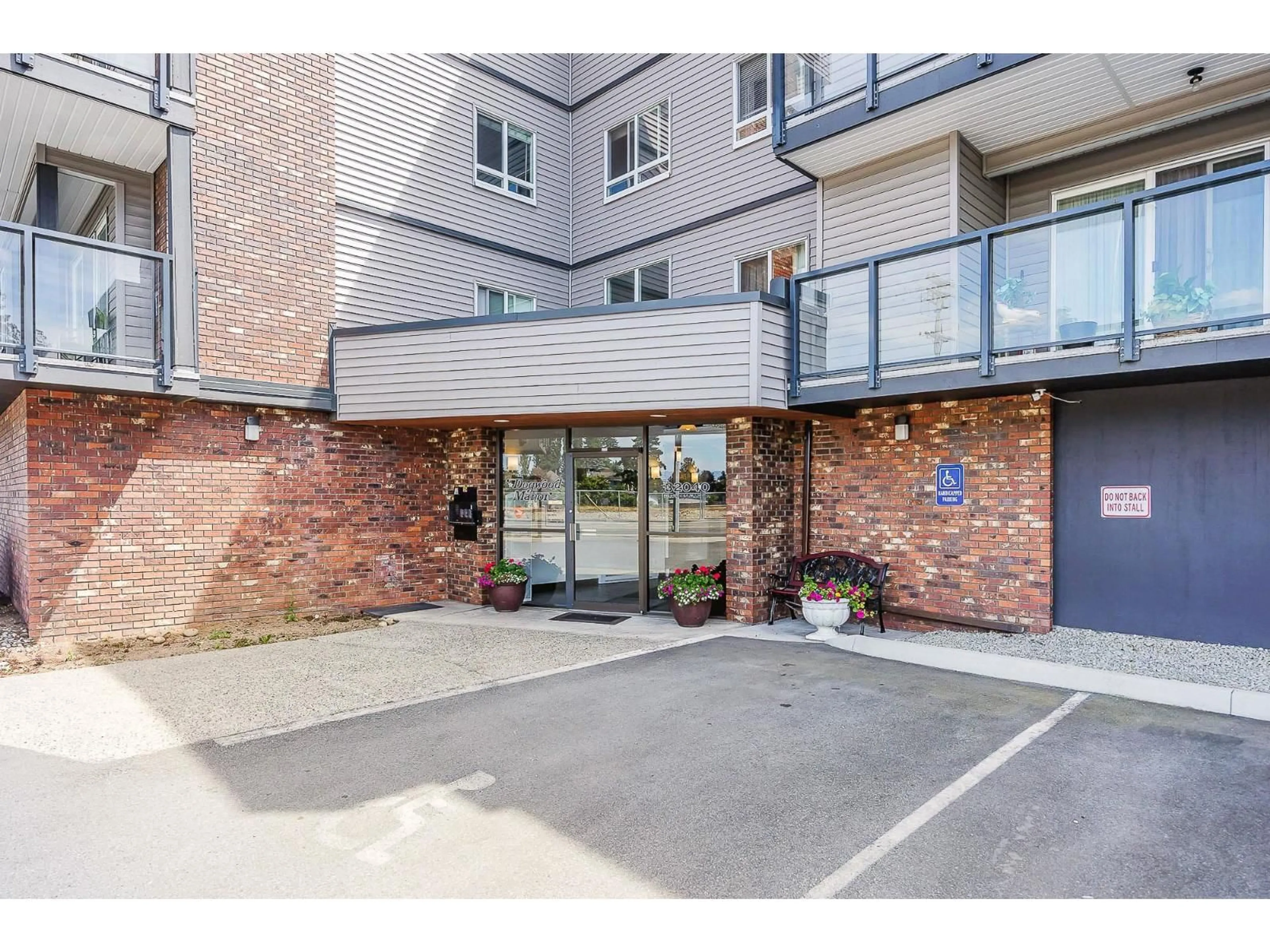 Indoor foyer for 308 - 32040 PEARDONVILLE, Abbotsford British Columbia V2T6N8