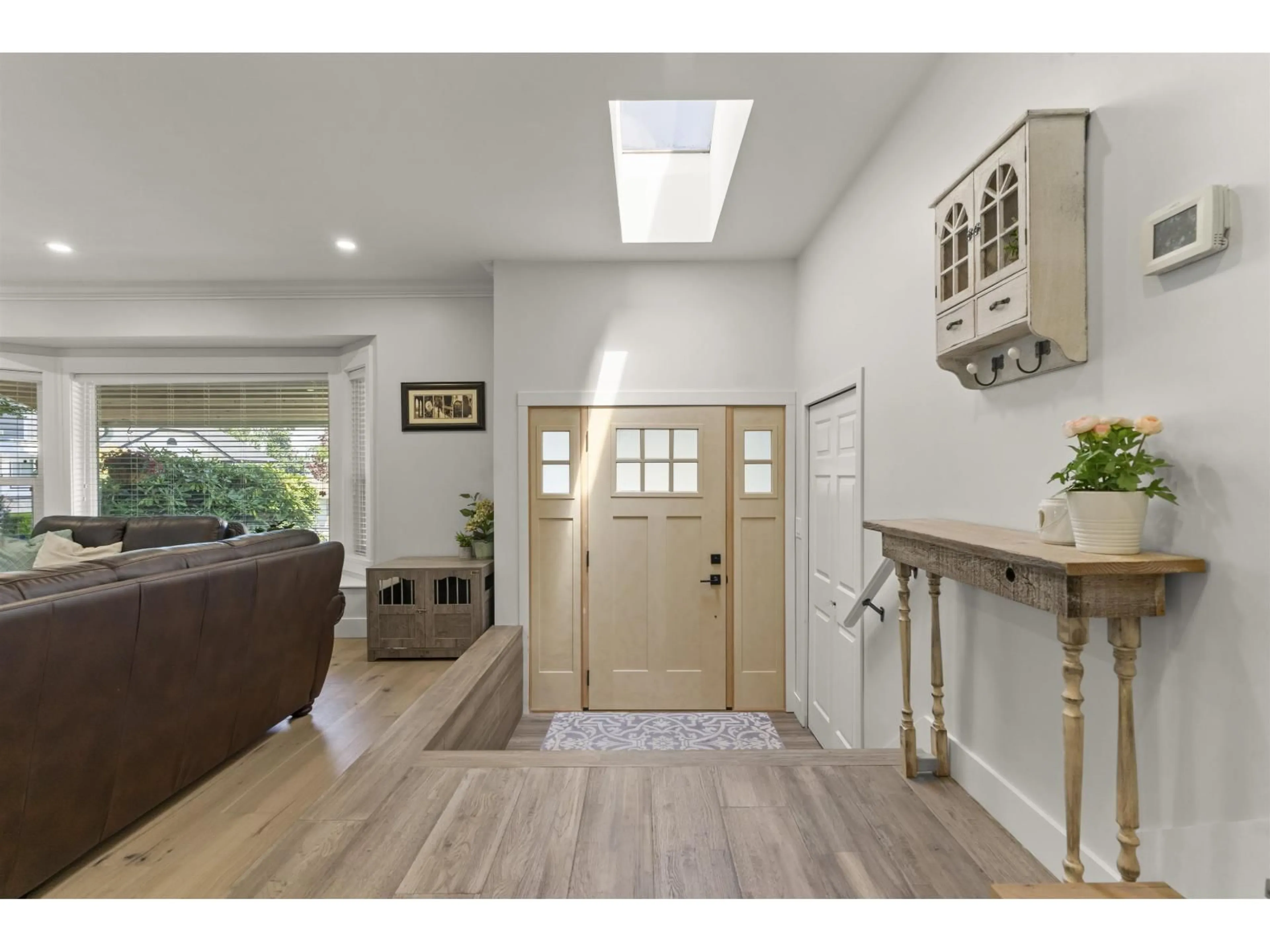 Indoor entryway for 34602 SEMLIN, Abbotsford British Columbia V2S6K7