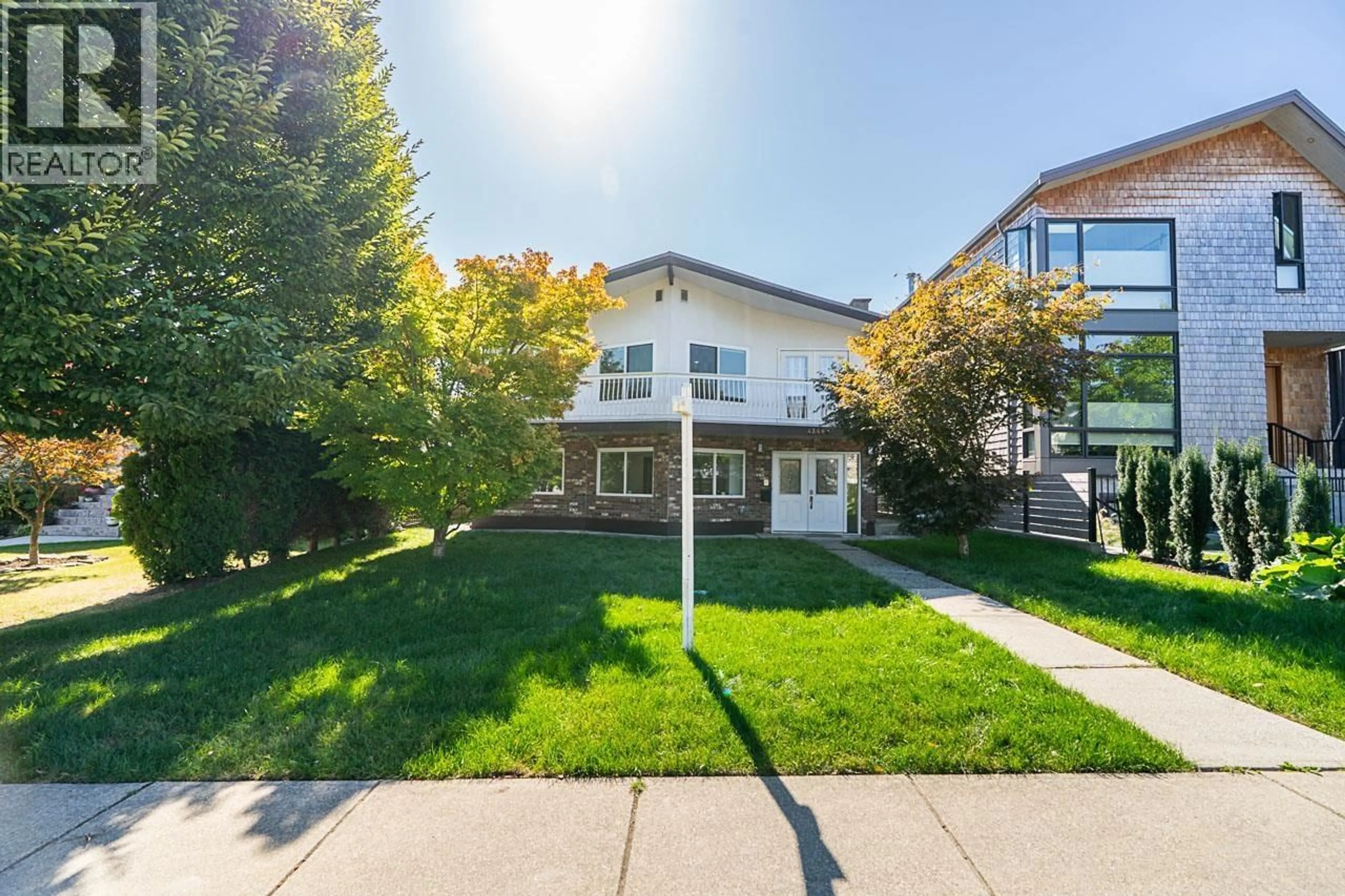Patio, street for 4346 DUNDAS STREET, Burnaby British Columbia V5C1B3