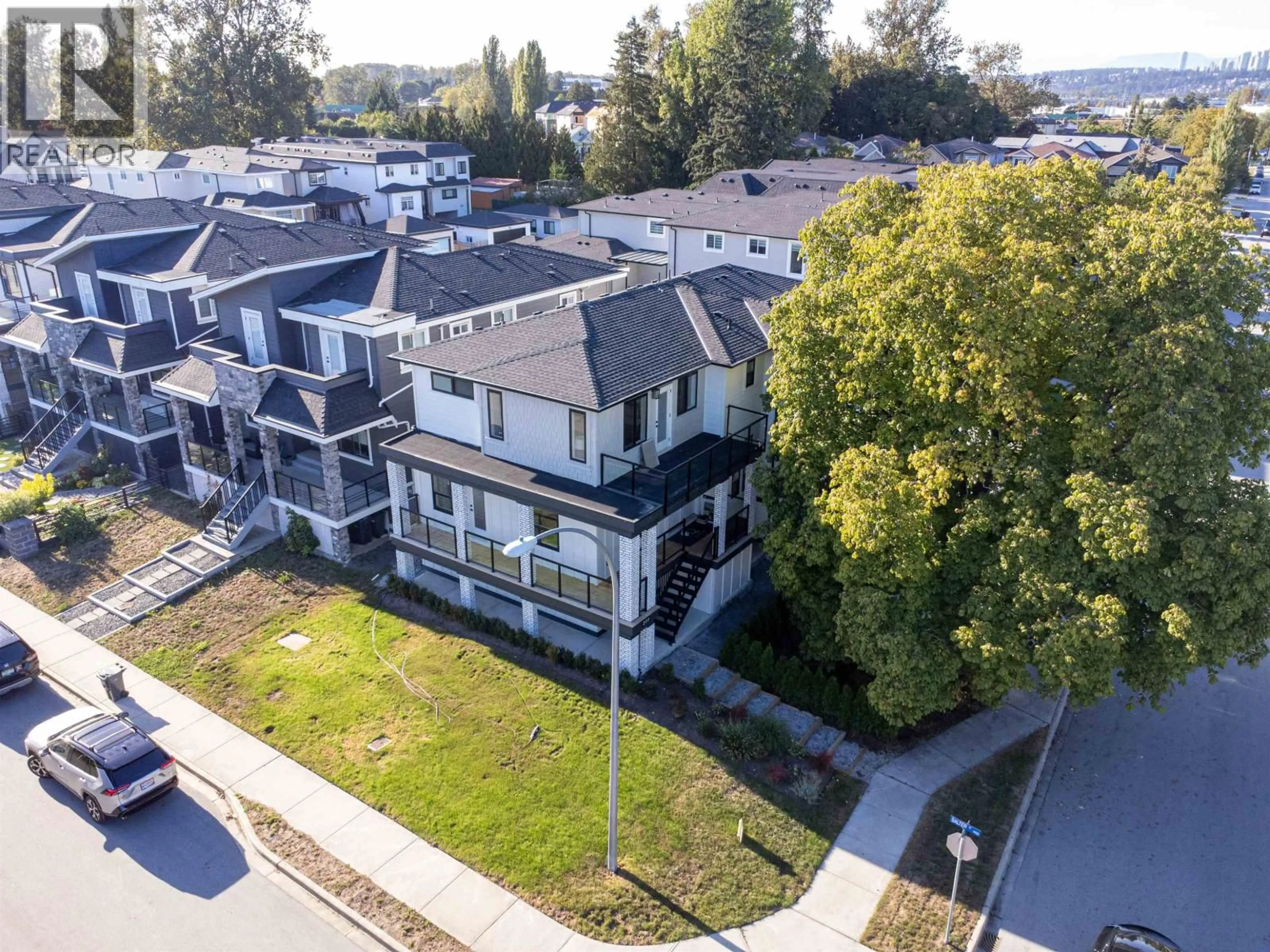 A pic from outside/outdoor area/front of a property/back of a property/a pic from drone, unknown for 200 PHILLIPS STREET, New Westminster British Columbia V3M5P1