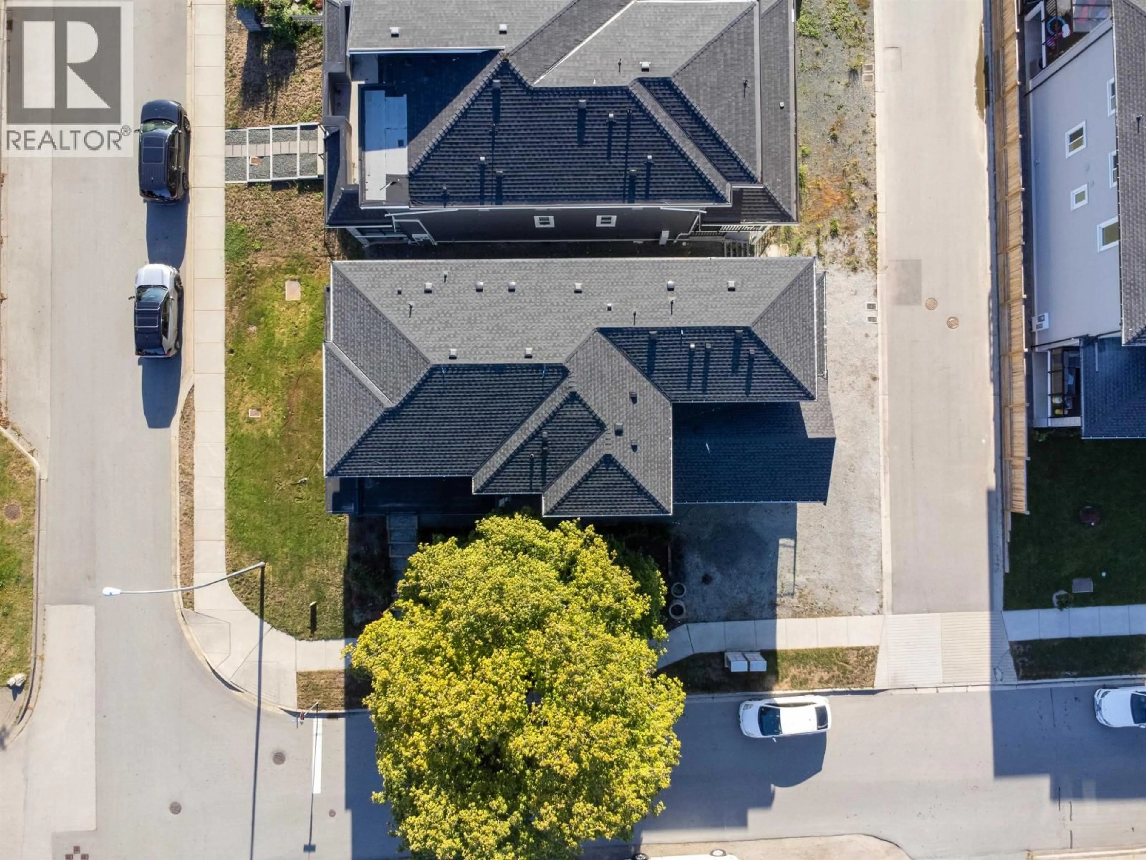 A pic from outside/outdoor area/front of a property/back of a property/a pic from drone, street for 200 PHILLIPS STREET, New Westminster British Columbia V3M5P1