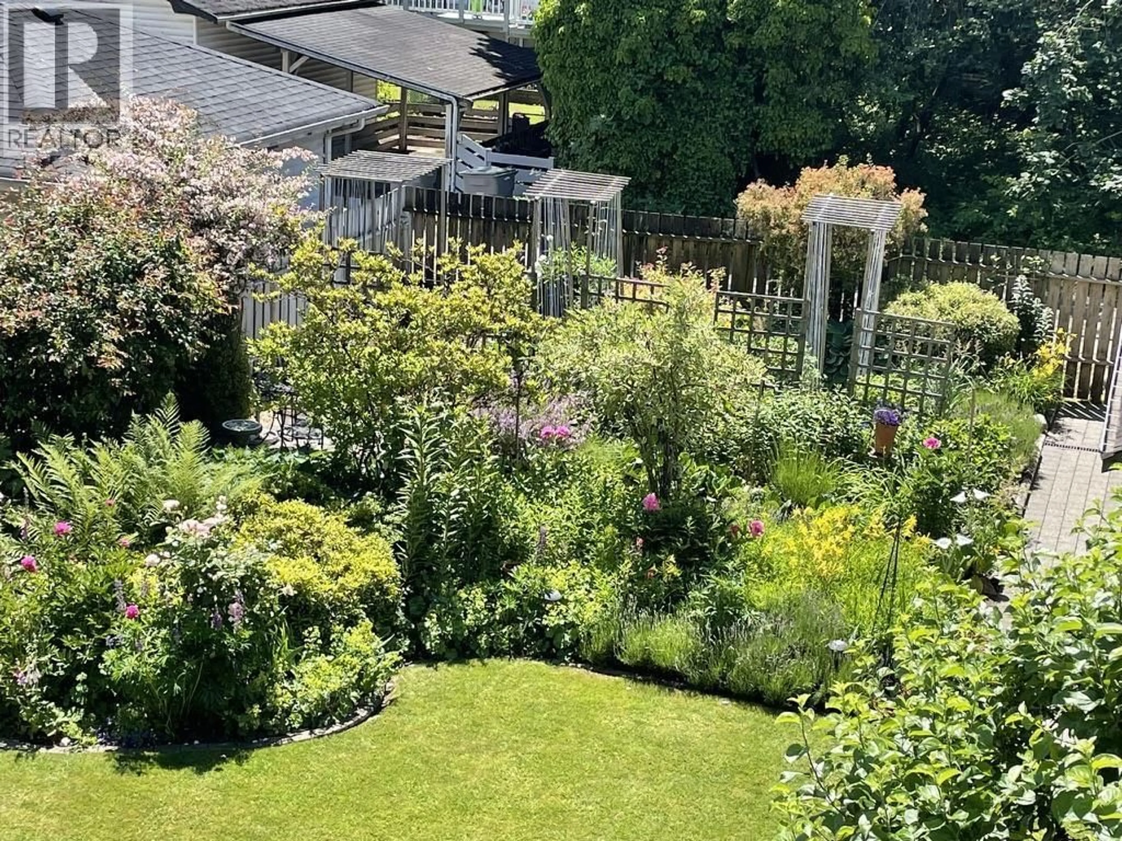 A pic from outside/outdoor area/front of a property/back of a property/a pic from drone, street for 3726 33RD AVENUE, Vancouver British Columbia V6N2H5