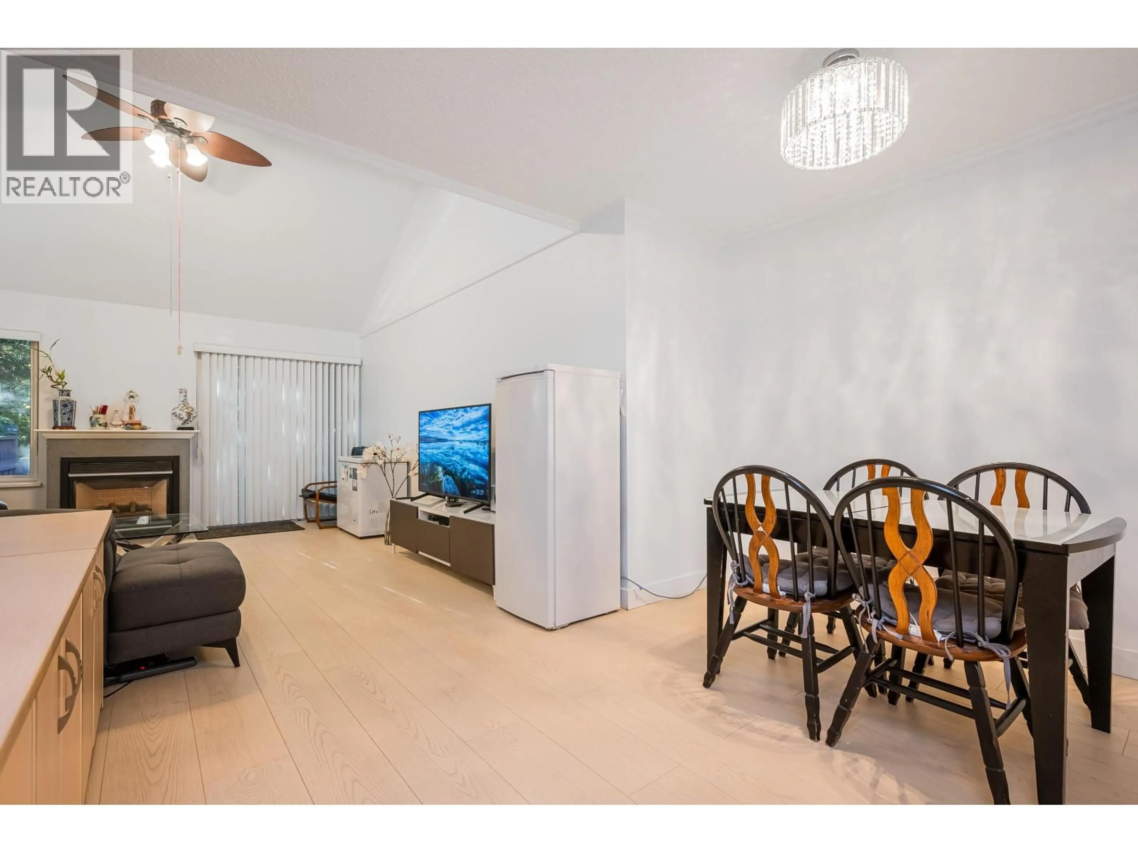 Living room with furniture, unknown for 4814 FERNGLEN DRIVE, Burnaby British Columbia V5G3V7