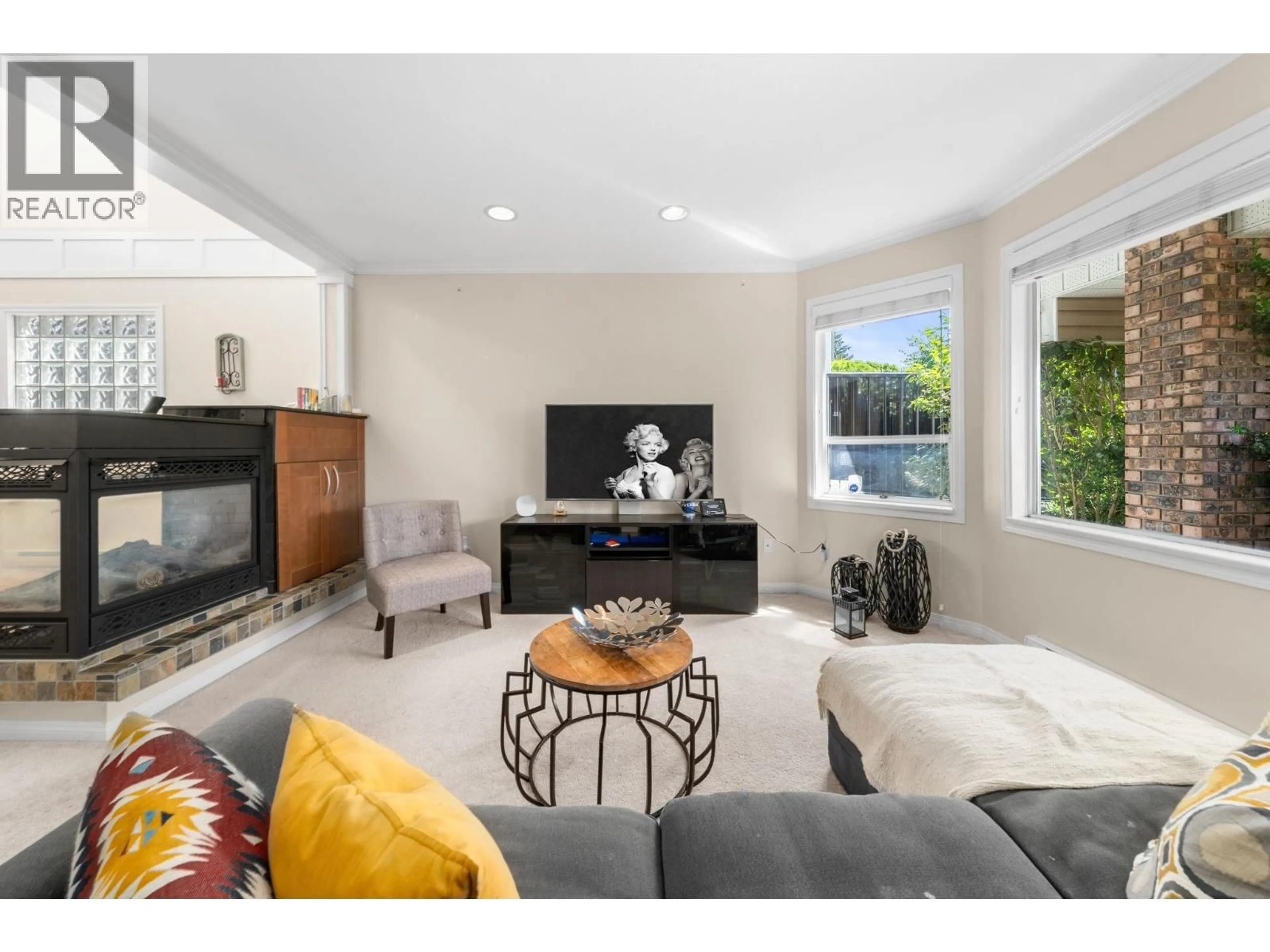 Living room with furniture, unknown for 2 - 460 6TH STREET, North Vancouver British Columbia V7M1K9