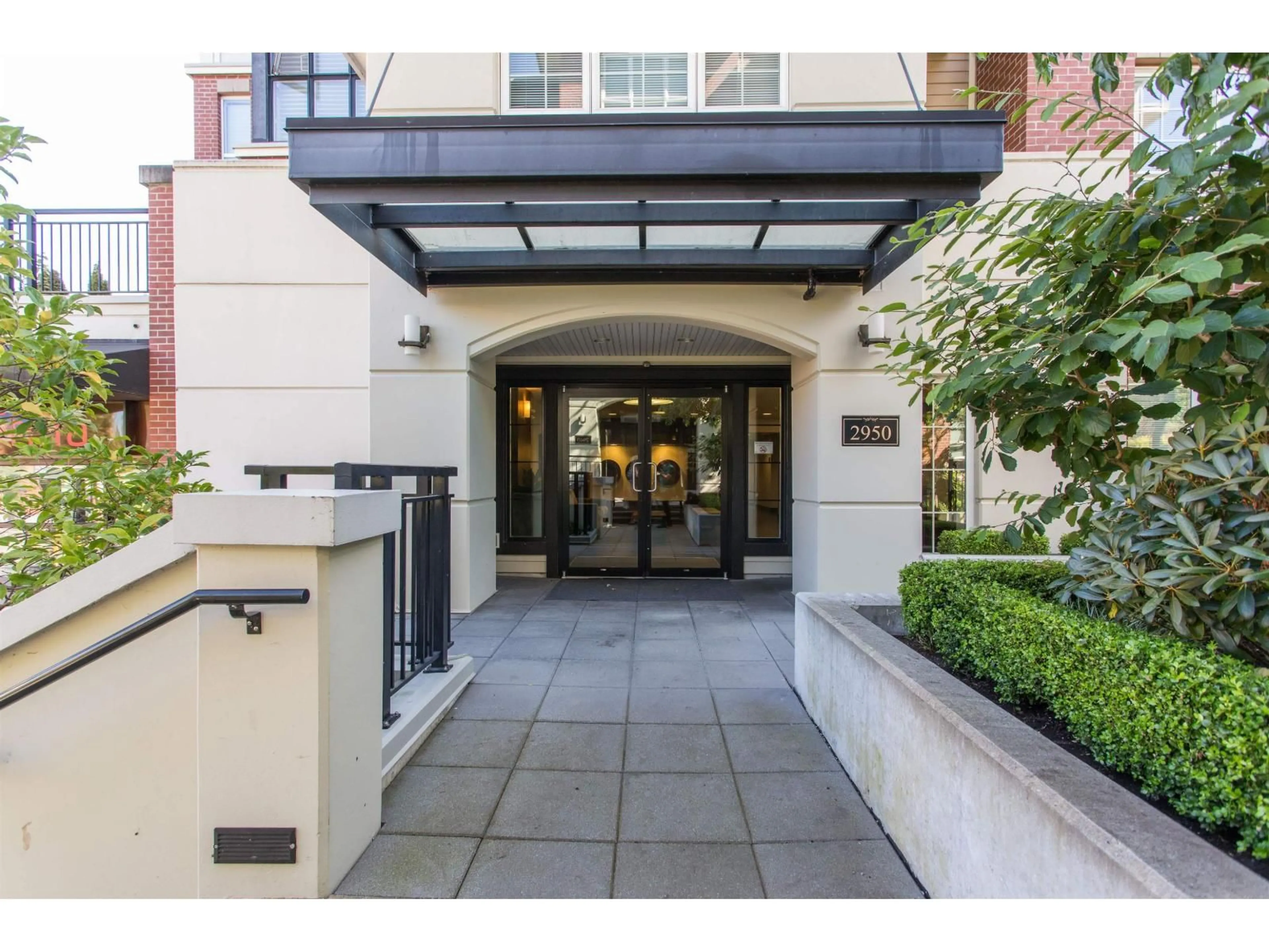 Indoor entryway for 156 - 2950 KING GEORGE, Surrey British Columbia V4P0E5