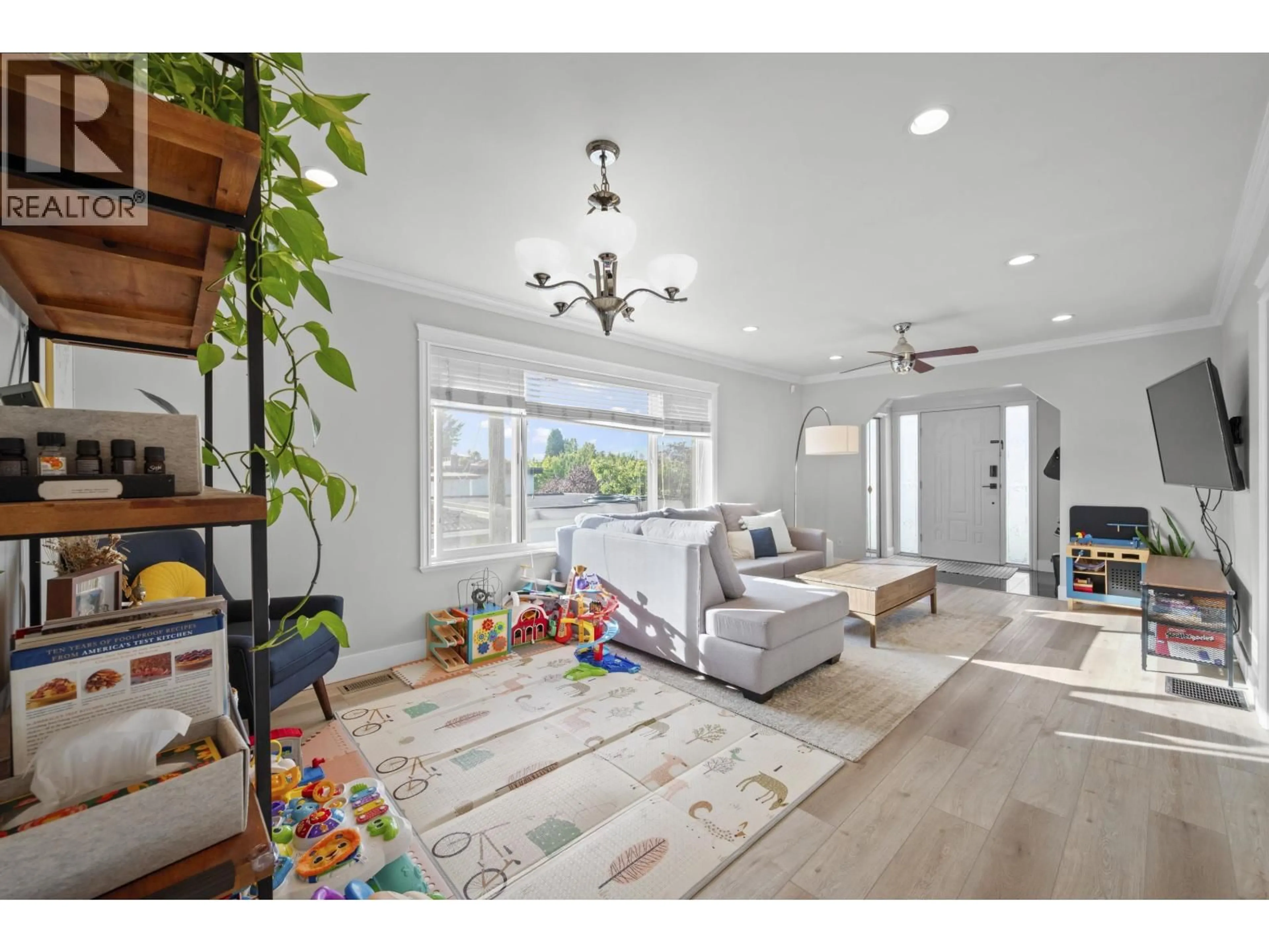 Living room with furniture, wood/laminate floor for 2916 6TH AVENUE, Vancouver British Columbia V5M1S1