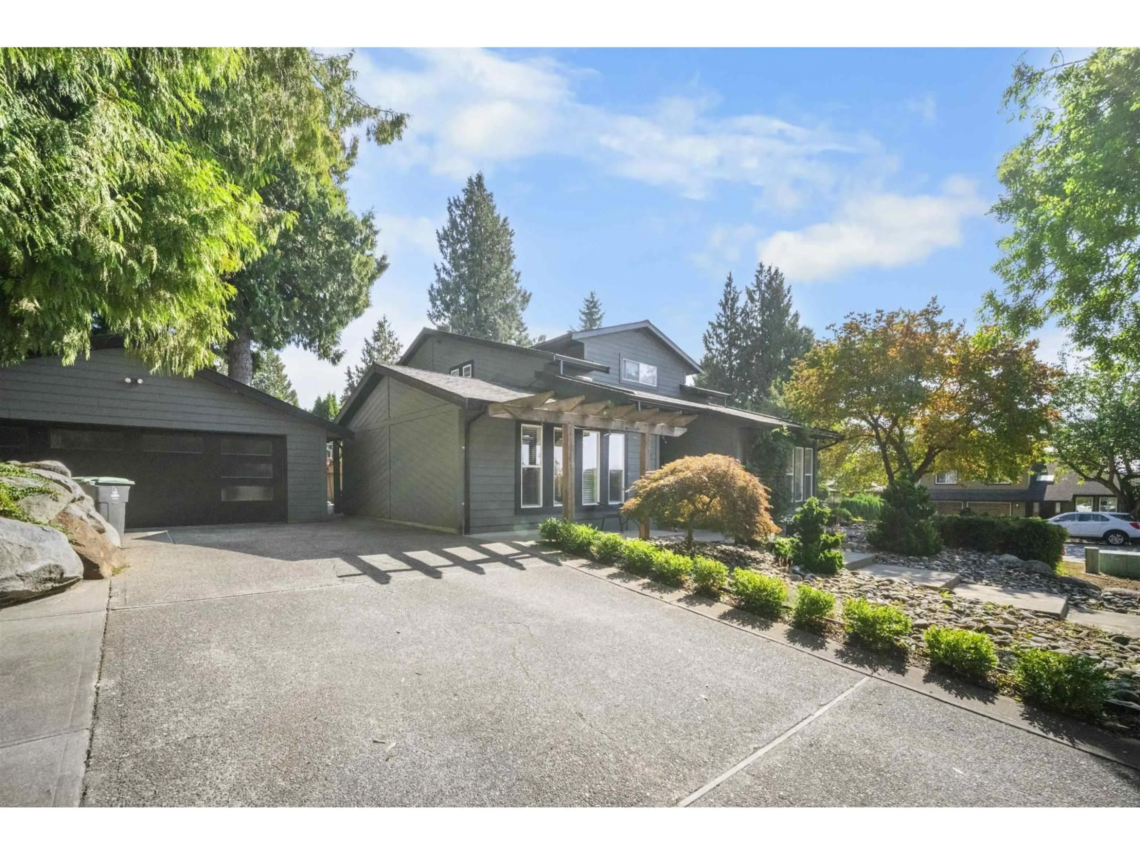 A pic from outside/outdoor area/front of a property/back of a property/a pic from drone, street for 5786 ABERDEEN, Surrey British Columbia V3S4W2