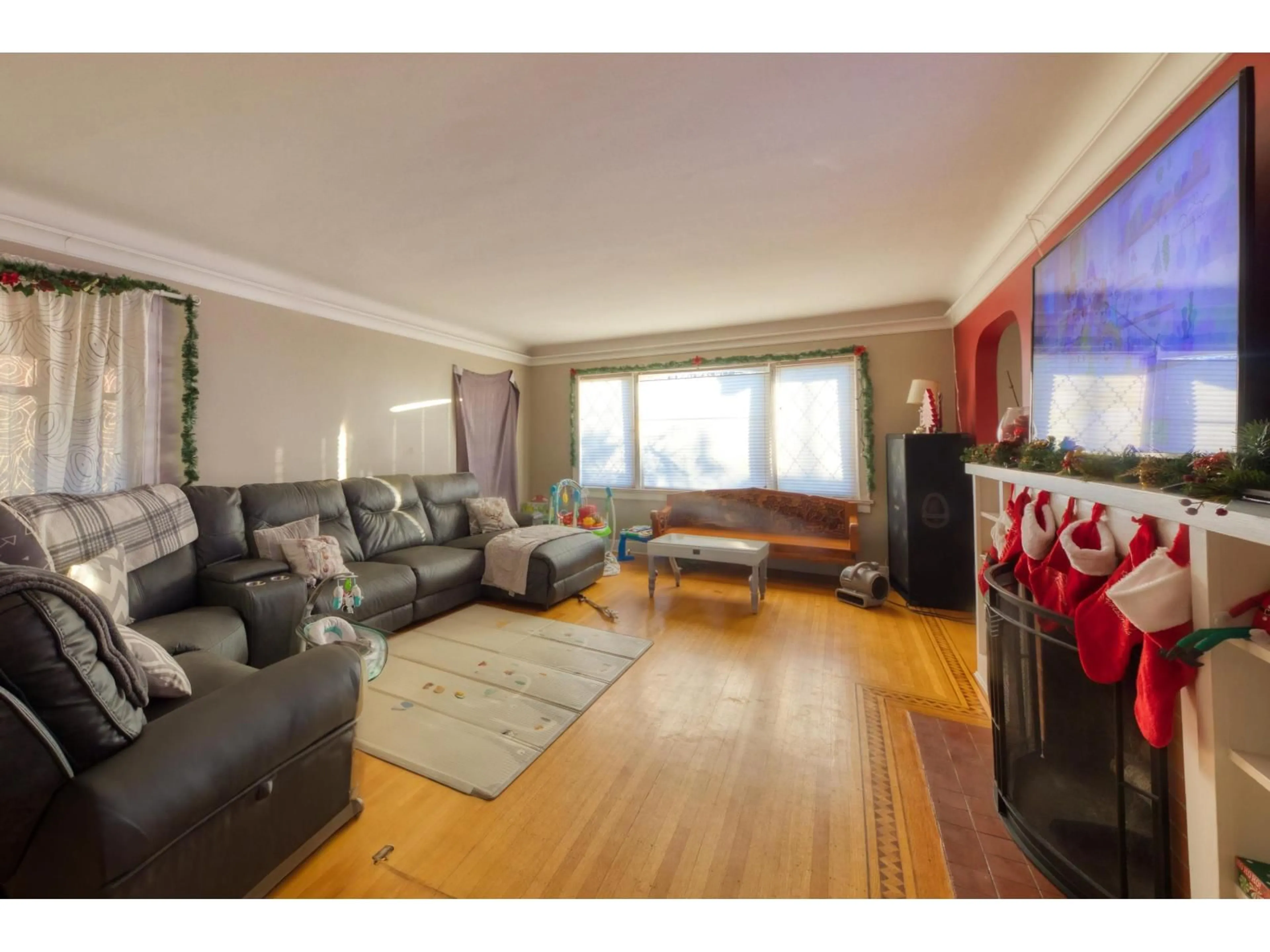 Living room with furniture, wood/laminate floor for 33591 1ST, Mission British Columbia V2V1H3