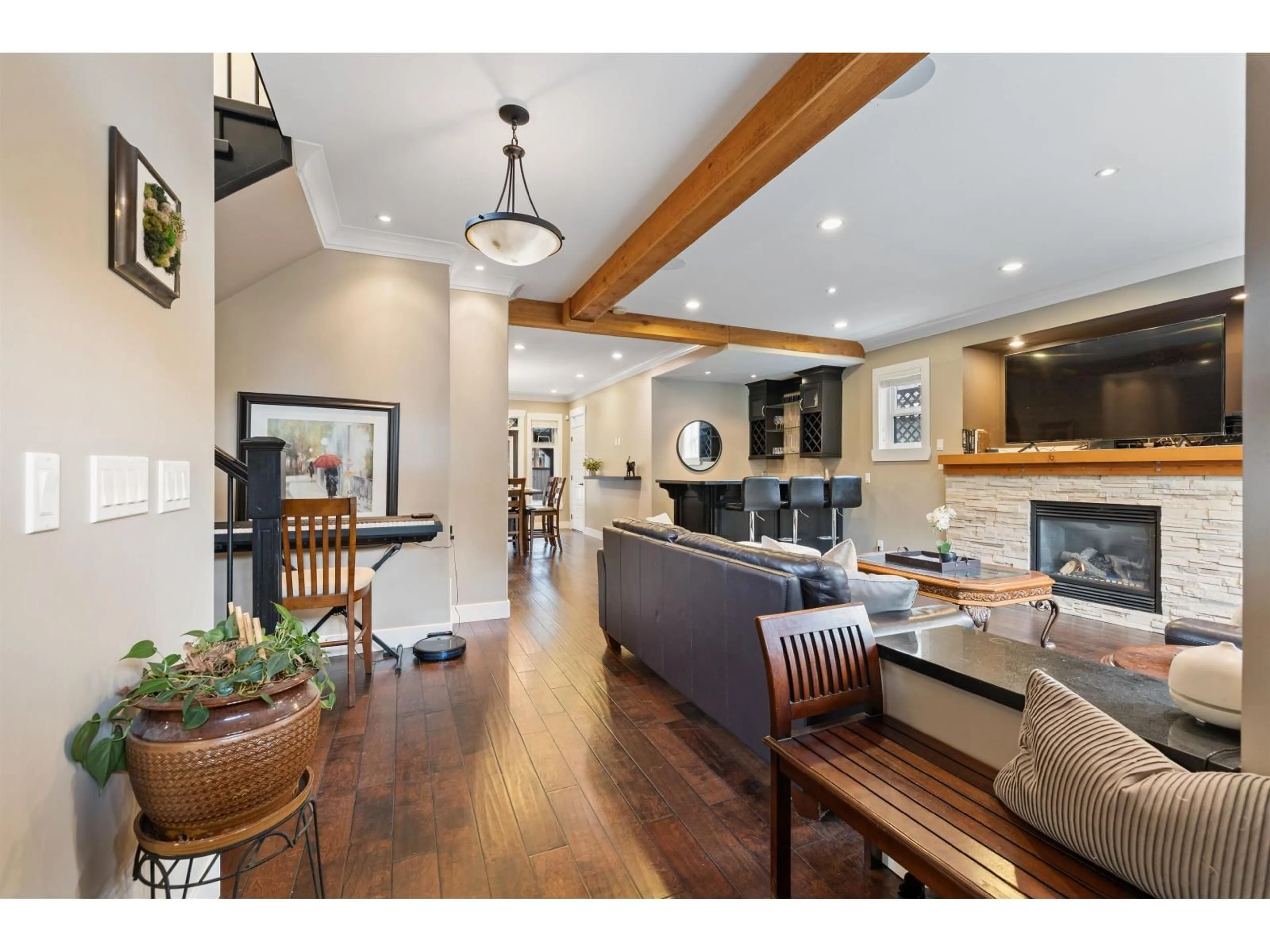 Living room with furniture, wood/laminate floor for 3648 ELGIN, Surrey British Columbia V4P2A3