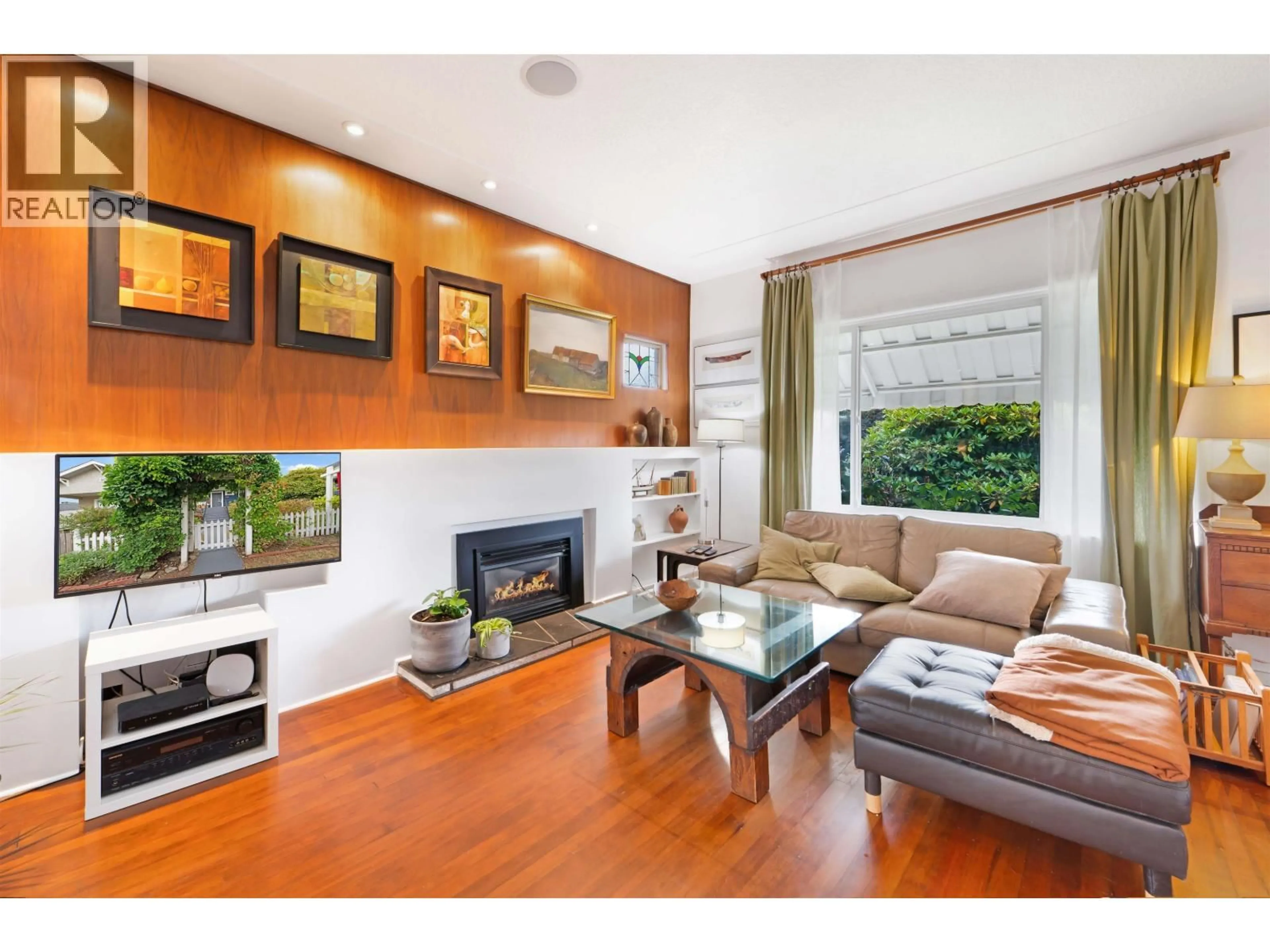 Living room with furniture, wood/laminate floor for 2677 TRIUMPH STREET, Vancouver British Columbia V5K1T1