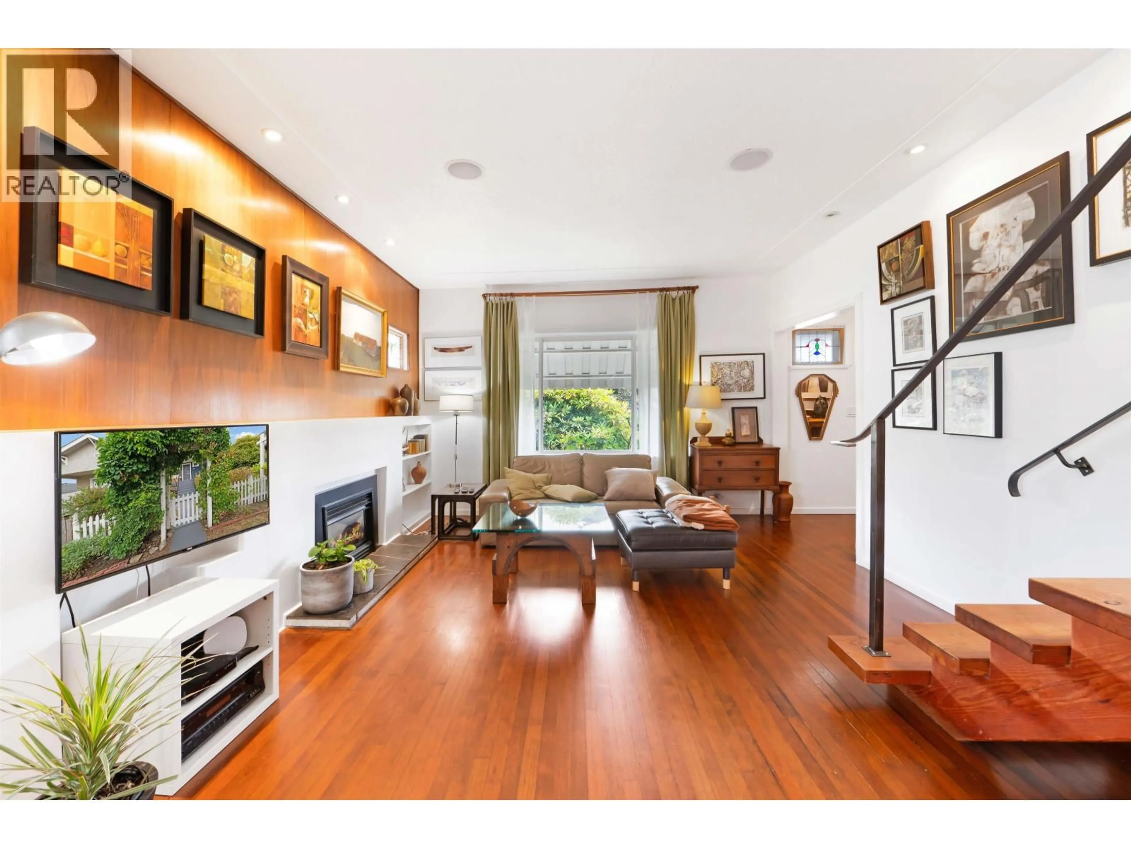 Living room with furniture, wood/laminate floor for 2677 TRIUMPH STREET, Vancouver British Columbia V5K1T1