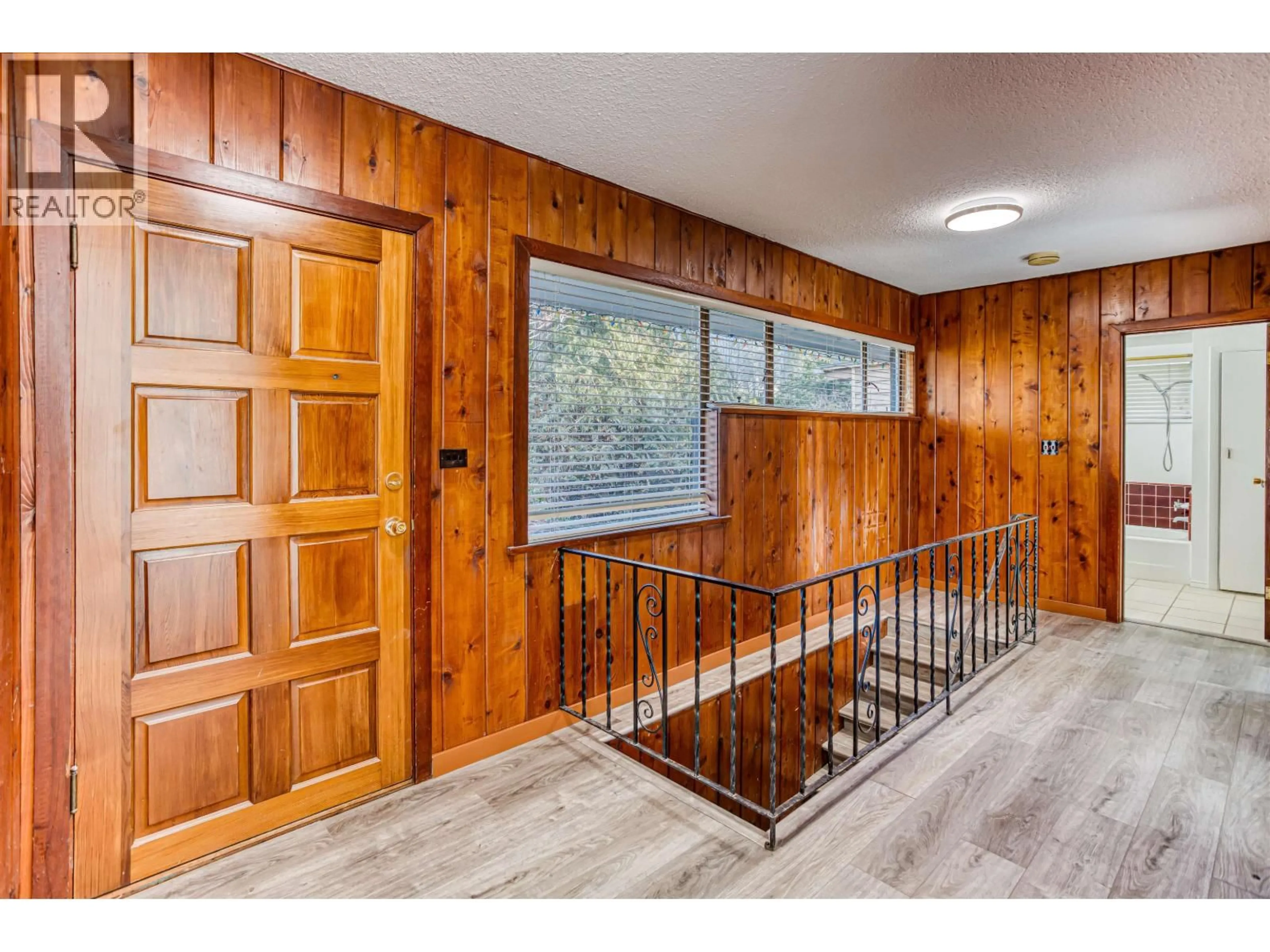 Indoor entryway for 1025 RIDGEWOOD DRIVE, North Vancouver British Columbia V7R1H9