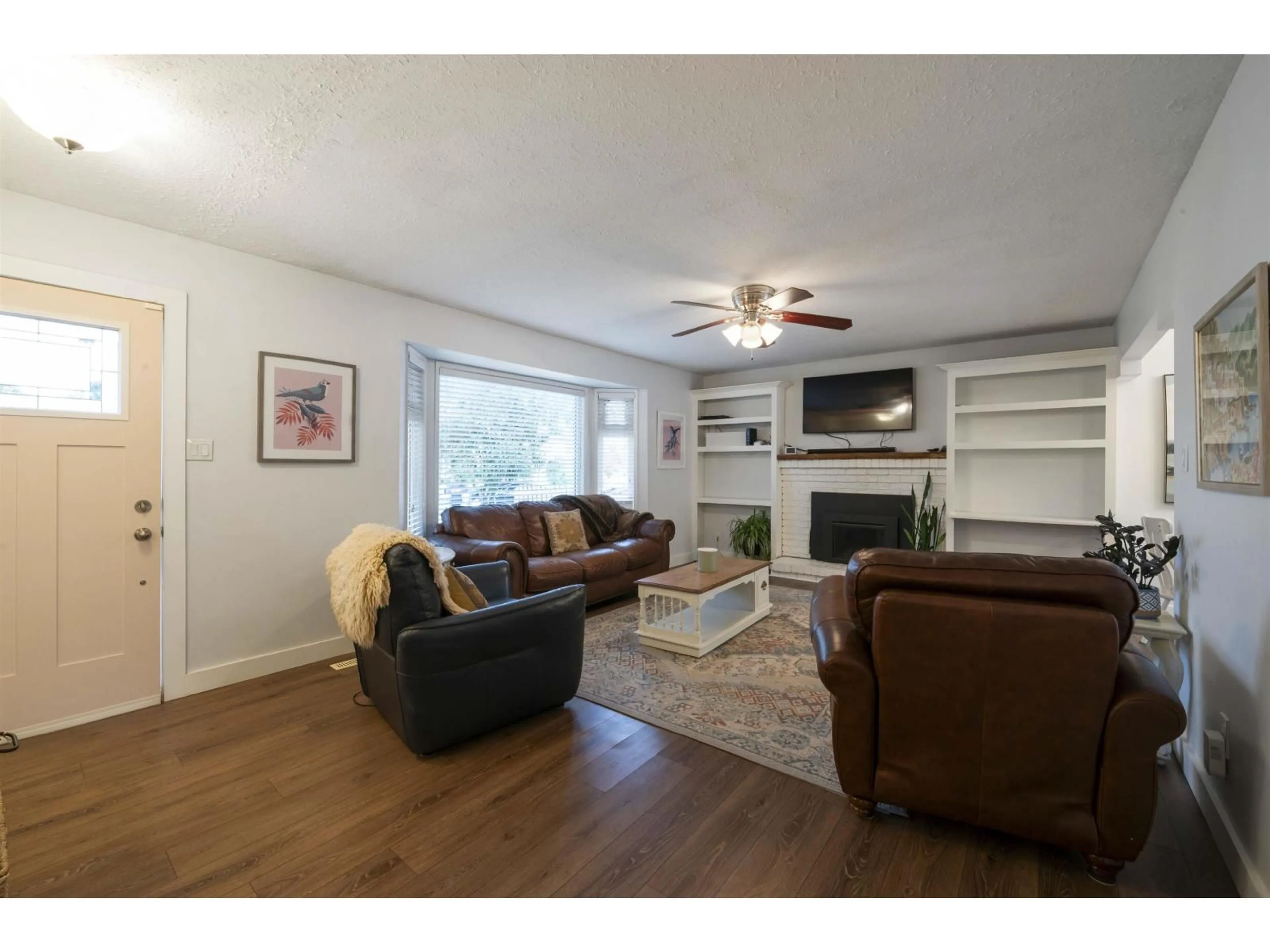 Living room with furniture, wood/laminate floor for 4630 199, Langley British Columbia V3A5Z6