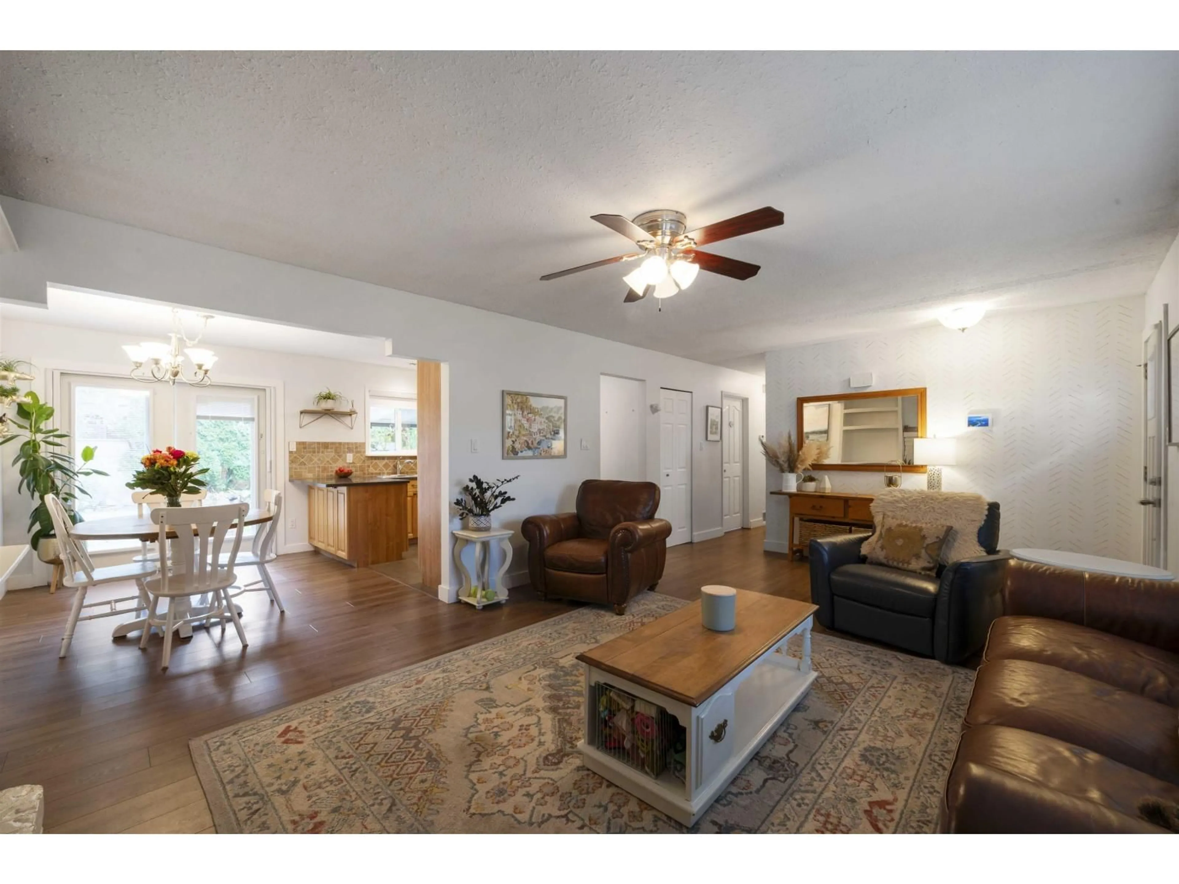 Living room with furniture, unknown for 4630 199, Langley British Columbia V3A5Z6