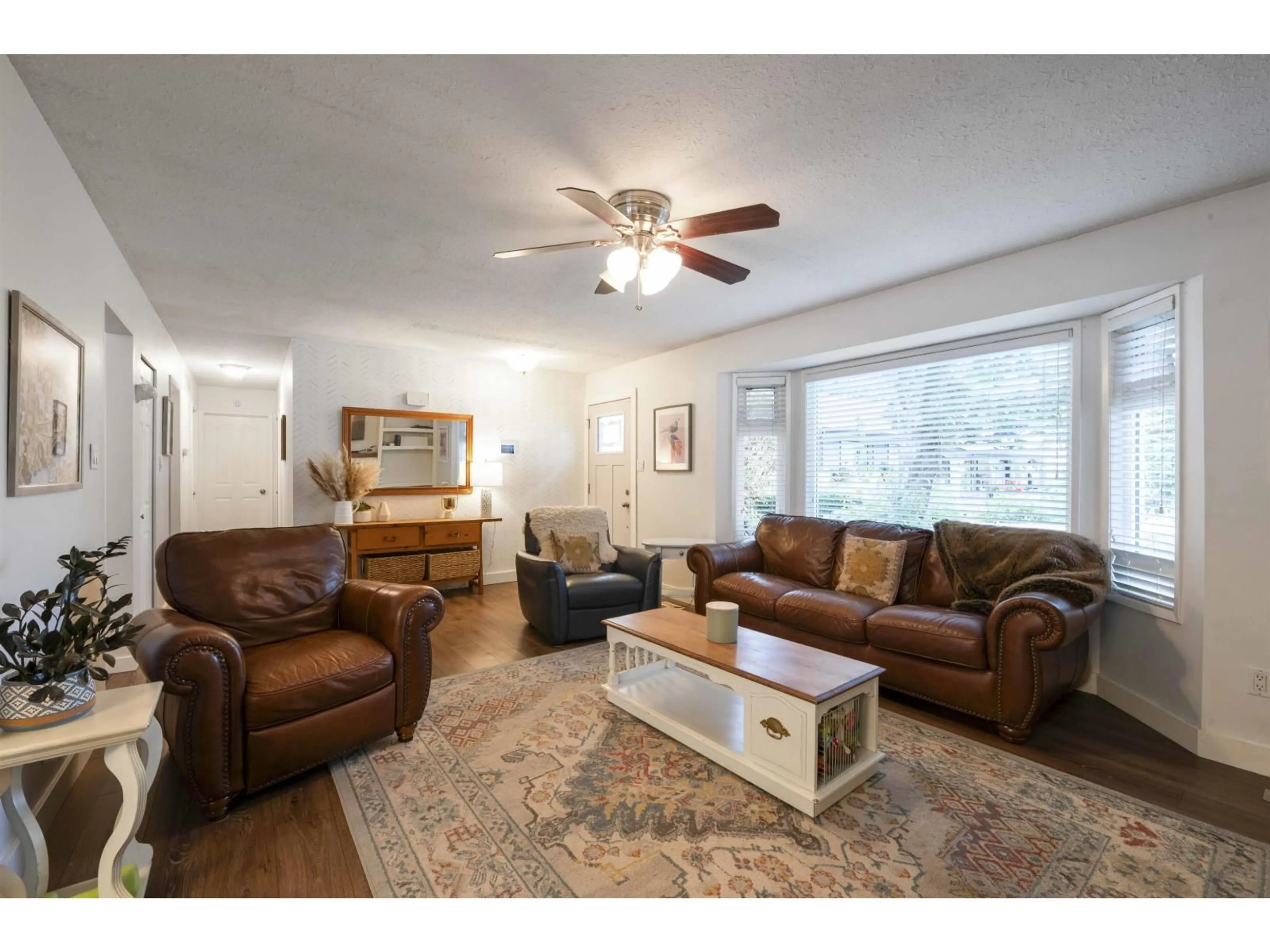 Living room with furniture, unknown for 4630 199, Langley British Columbia V3A5Z6