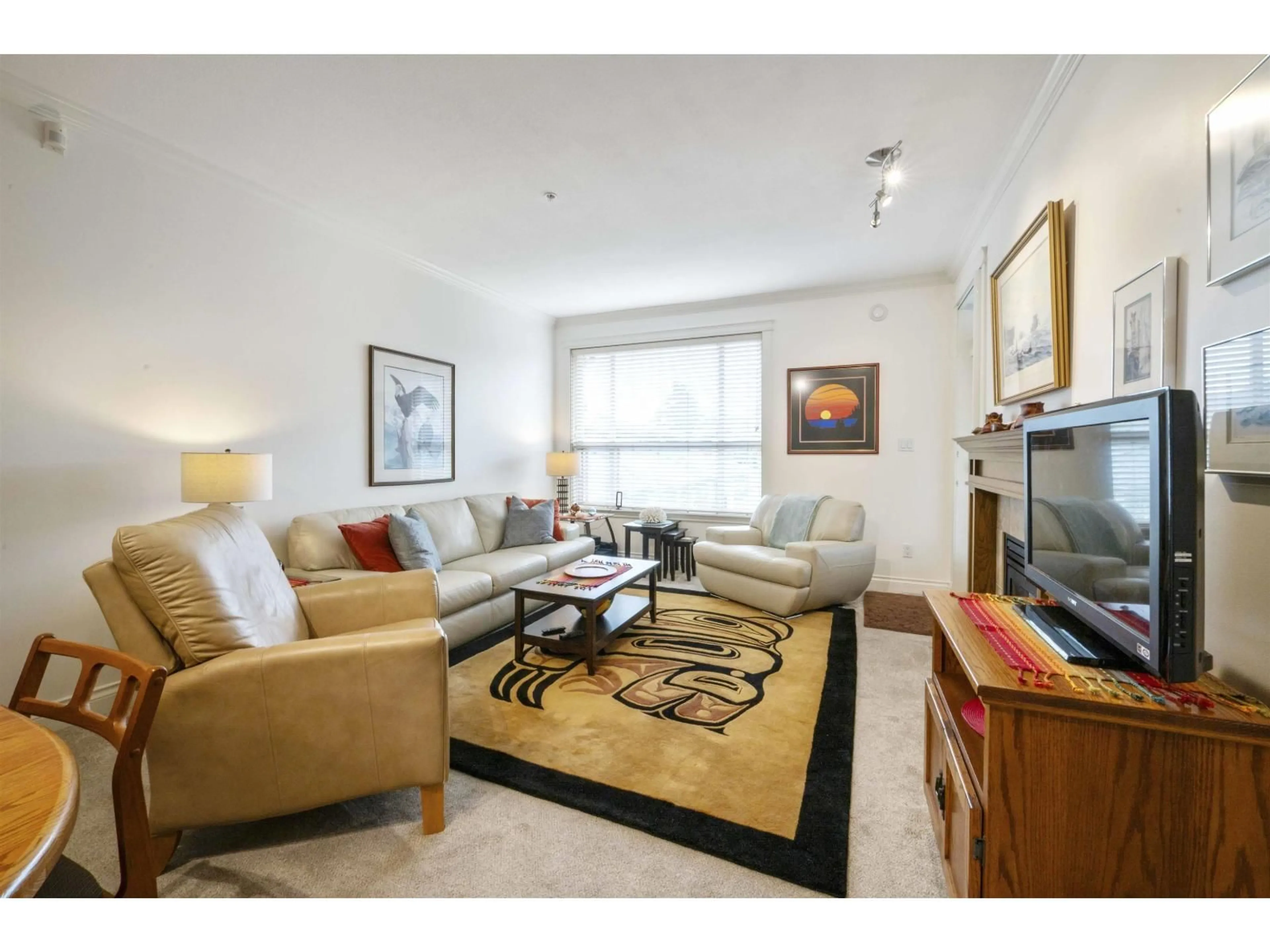 Living room with furniture, carpet floor for 407 - 1787 154, Surrey British Columbia V4A4S1