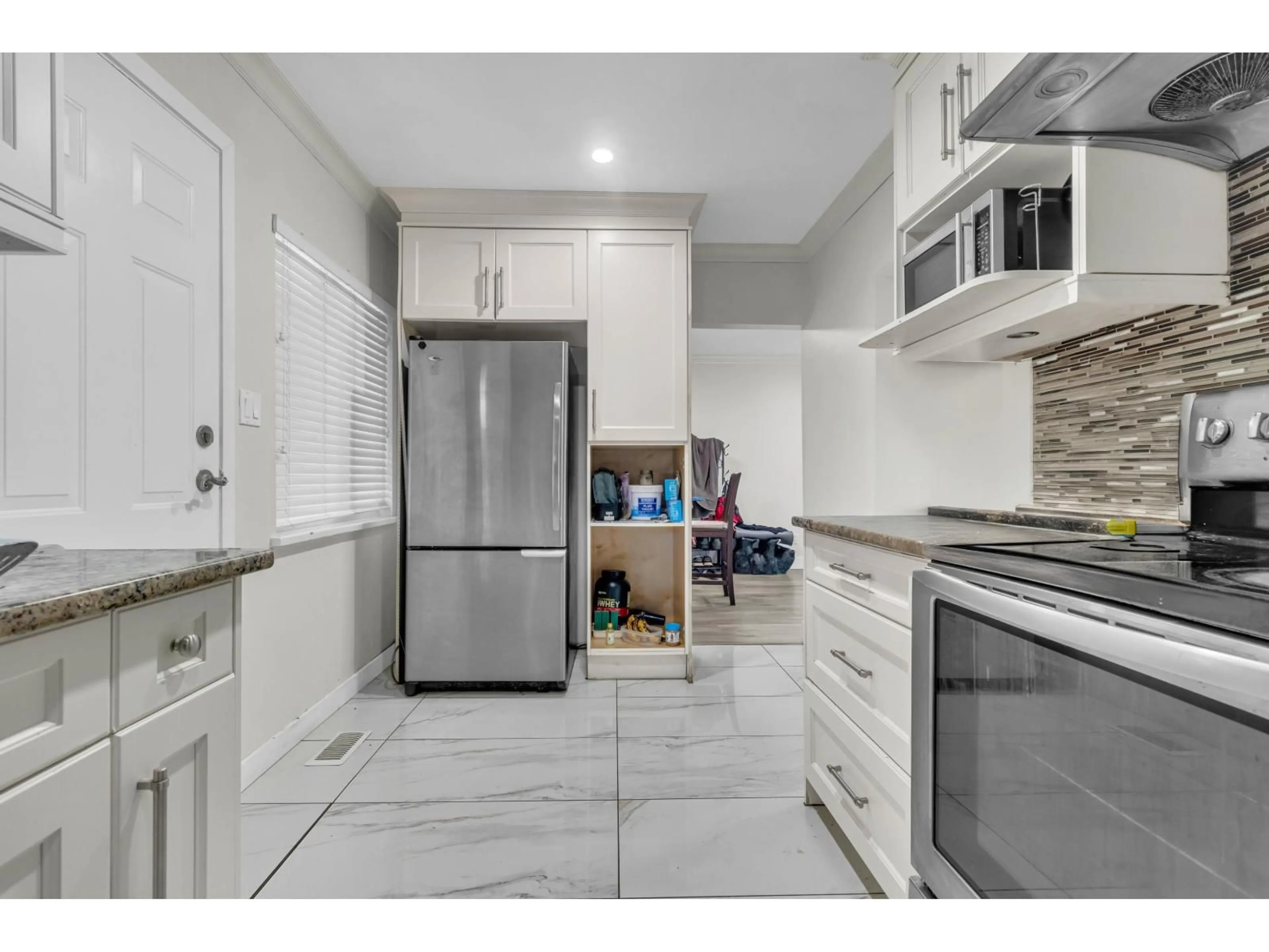 Standard kitchen, ceramic/tile floor for 12552 99, Surrey British Columbia V3V2P5