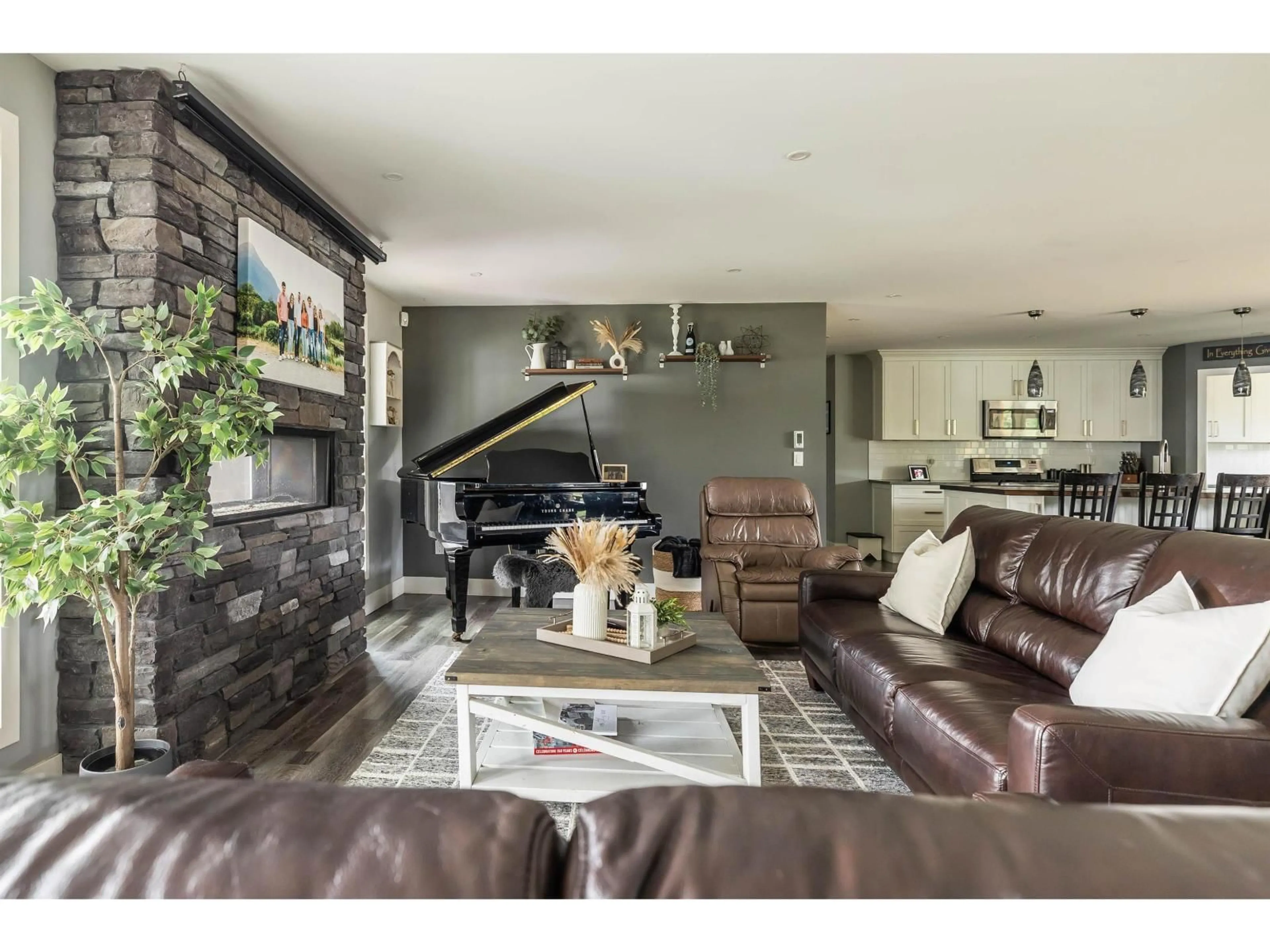 Living room with furniture, unknown for 4586 240, Langley British Columbia V2Z2M7