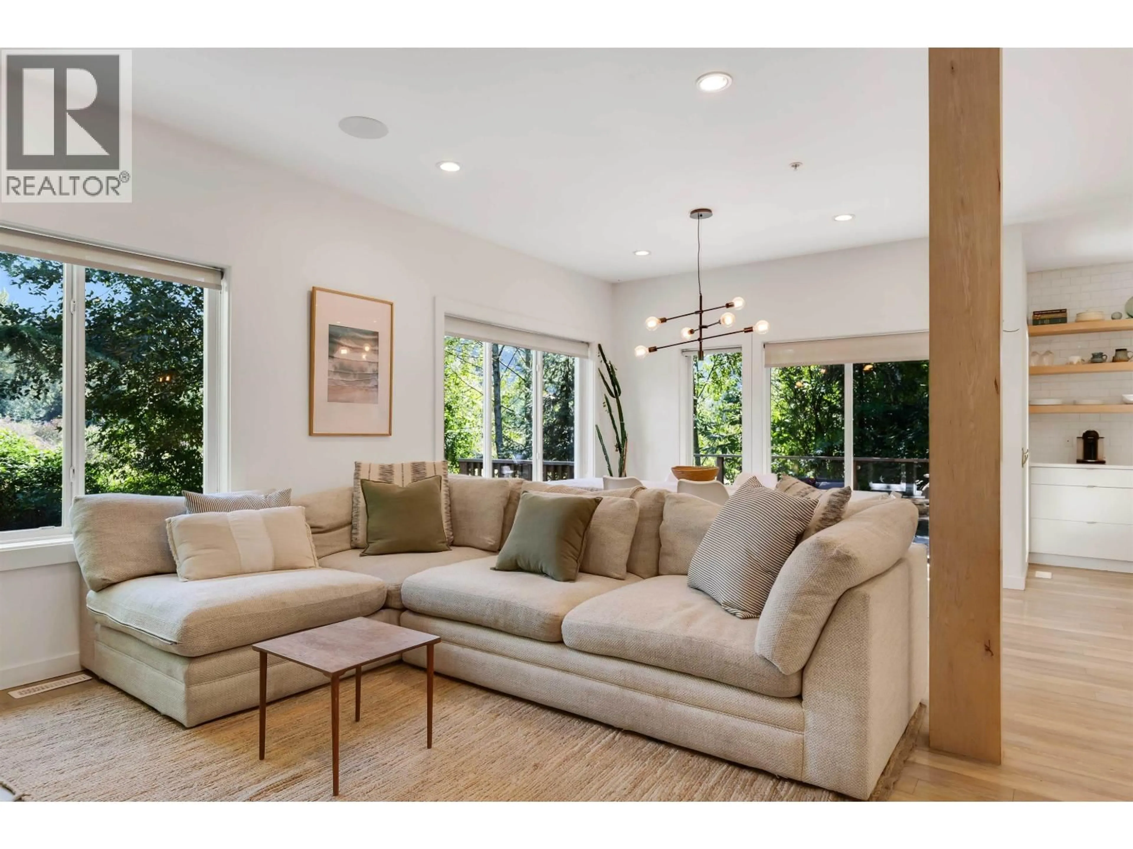 Living room with furniture, unknown for 39140 CARDINAL DRIVE, Squamish British Columbia V8B0V3